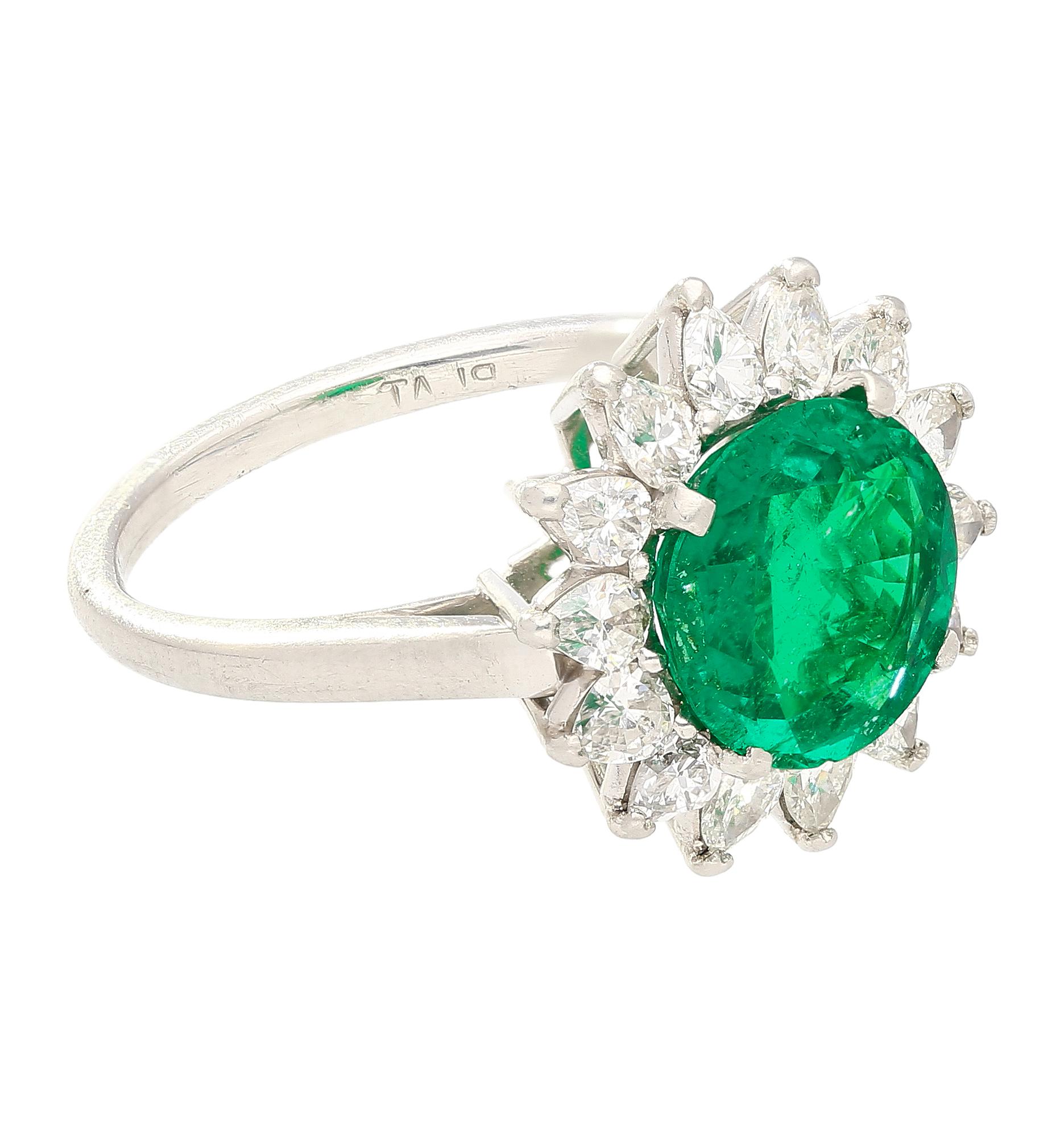 Taille ronde Bague en platine avec émeraude colombienne ronde vert vif de 3,02 carats et halo de diamants en vente