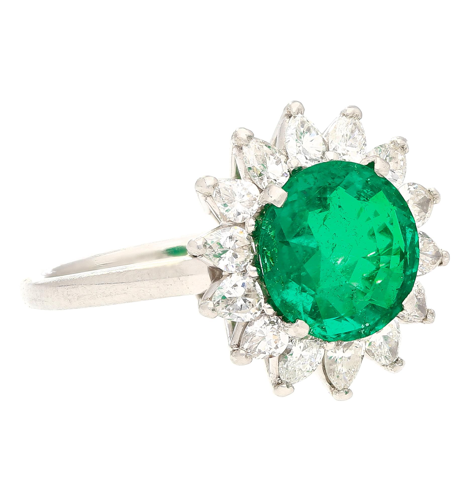 Bague en platine avec émeraude colombienne ronde vert vif de 3,02 carats et halo de diamants Neuf - En vente à Miami, FL