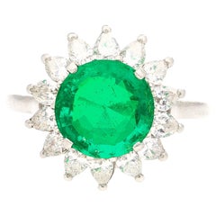 Bague en platine avec émeraude colombienne ronde vert vif de 3,02 carats et halo de diamants