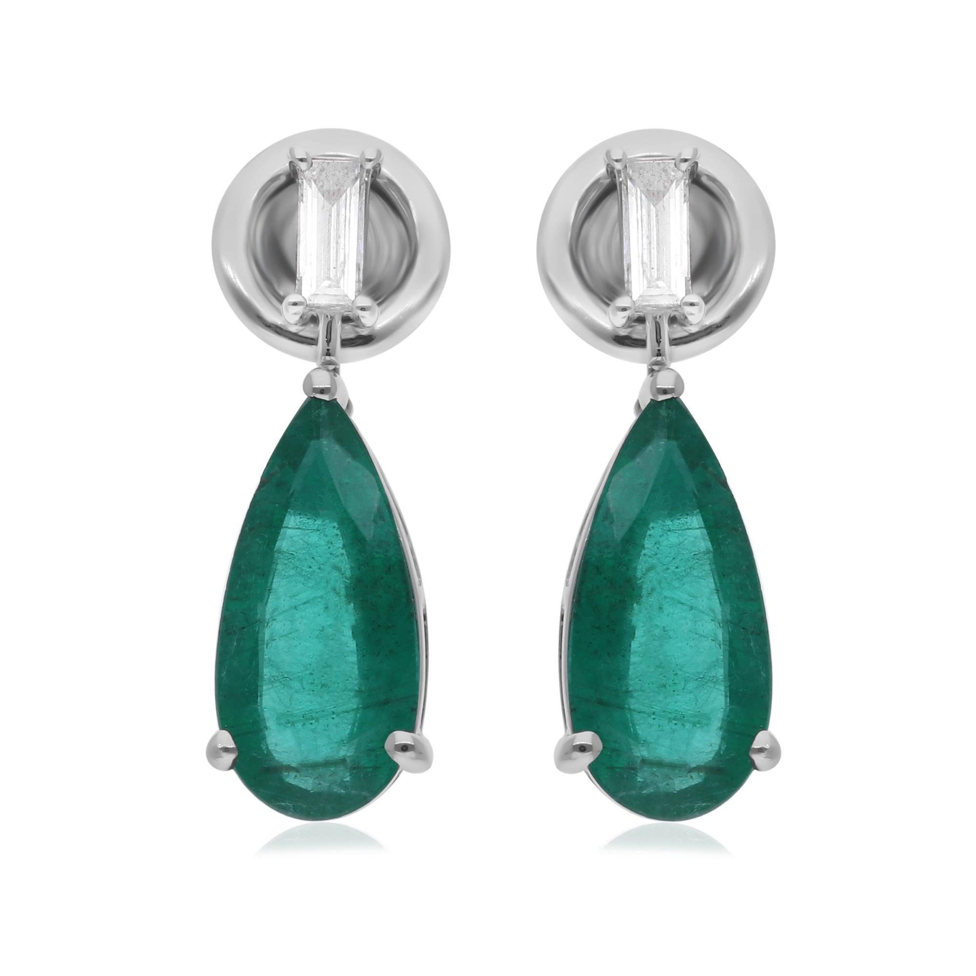 Boucles d
oreilles en or blanc 14 carats avec émeraude de Zambie de 3,02 carats et diamants baguettes de 0,20 carat SI/H