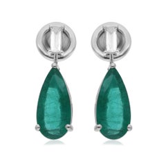 Boucles d
oreilles en or blanc 14 carats avec émeraude de Zambie de 3,02 carats et diamants baguettes de 0,20 carat SI/H