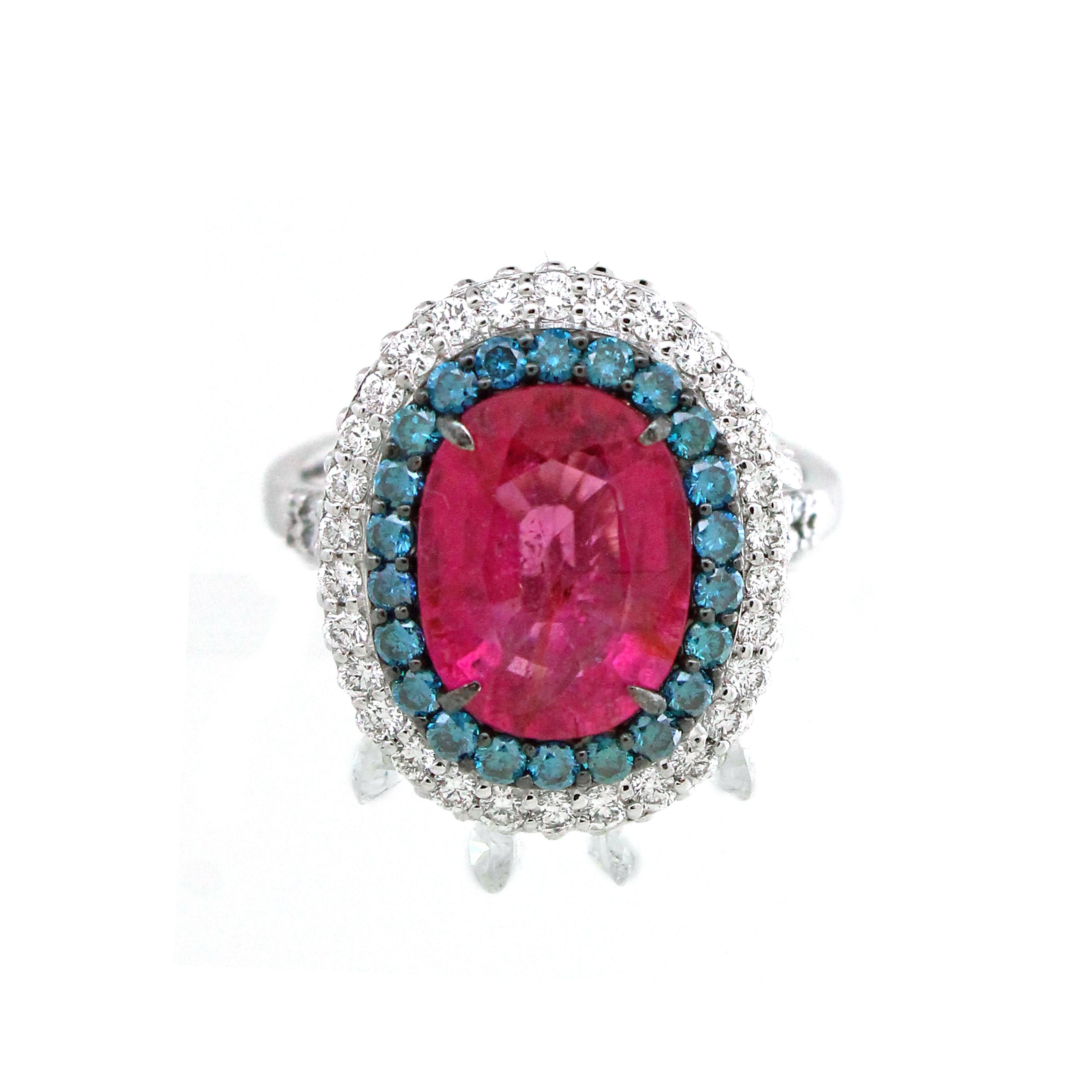 Voici une bague de cocktail exquise qui capture l'essence du luxe et du style. En son centre se trouve une tourmaline ovale de 3,02 carats, dont la couleur riche et vibrante attire immédiatement l'attention. Cette pièce maîtresse est entourée de