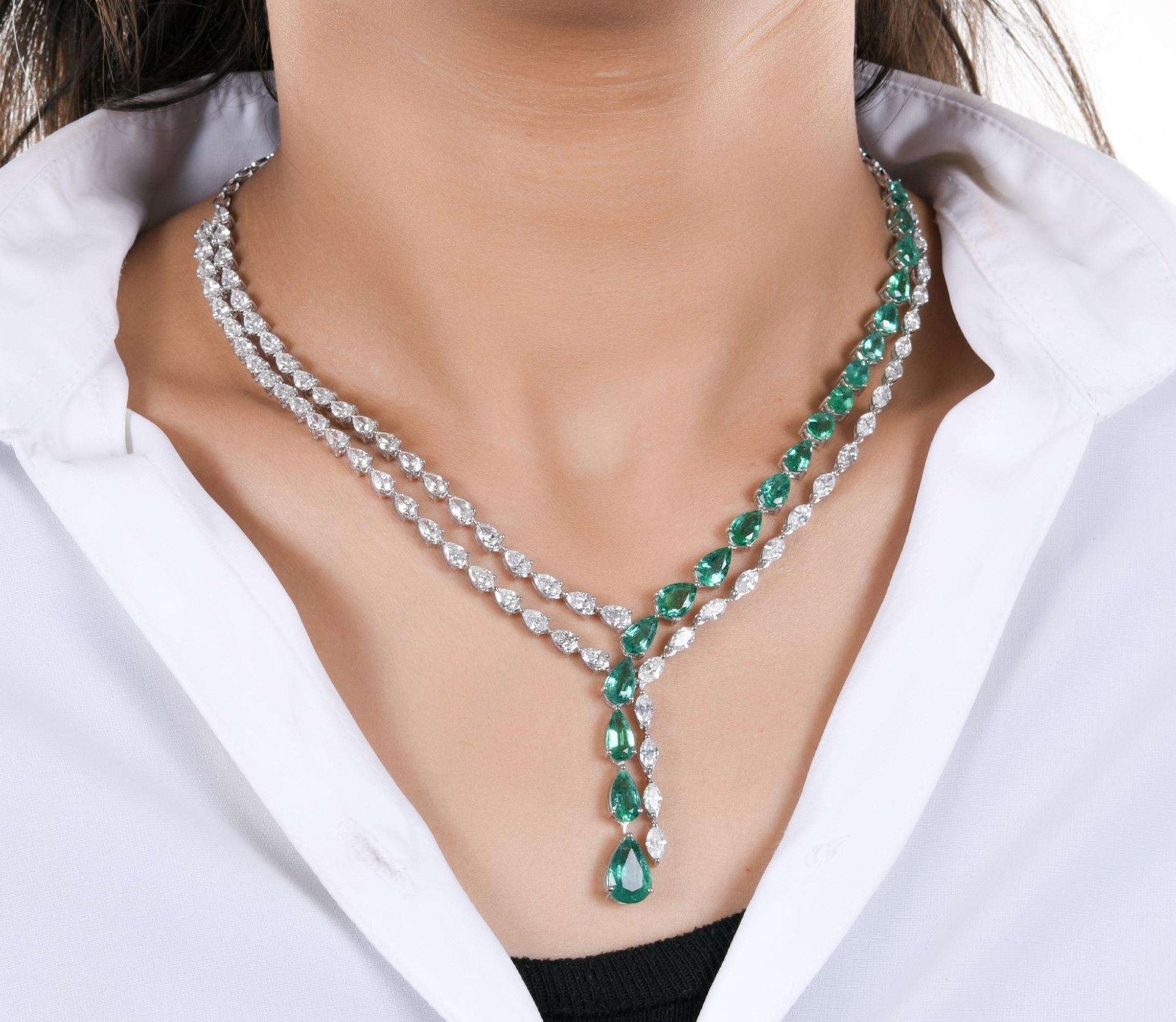 Collana a goccia a forma di Y con smeraldo da 30,26TCW e diamanti in oro bianco 14k
La collana presenta due eleganti fili: uno interamente rivestito di diamanti bianchi scintillanti e l'altro ornato di smeraldi verdi a forma di pera. Questi fili si