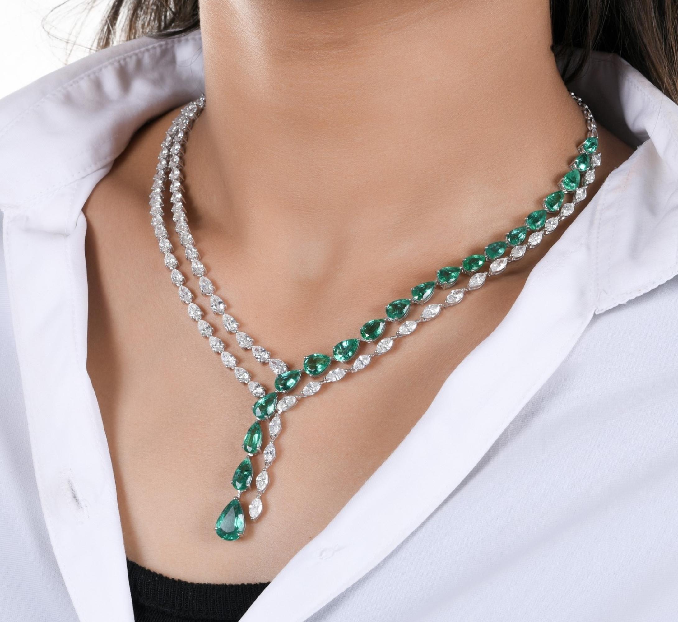 Collana a goccia a forma di Y con smeraldo da 30,26TCW e diamanti in oro bianco 14k In condizioni Nuovo in vendita a Diera, Dubai