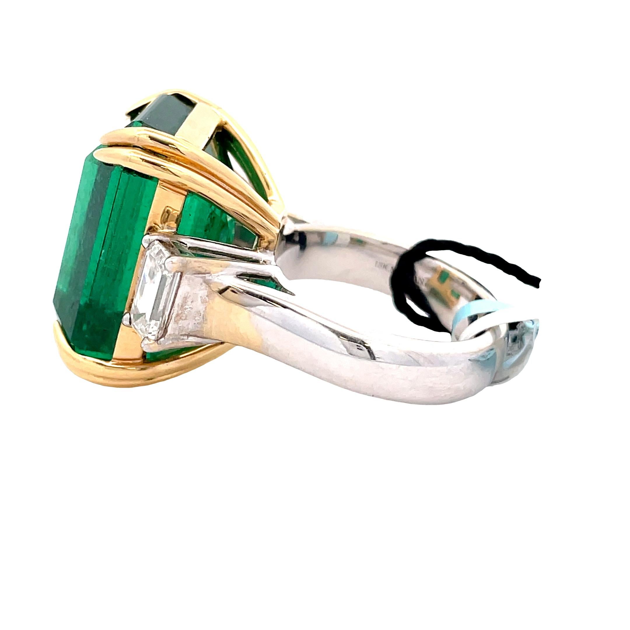 30.27CT EMERALD OCTAGON & 1.41 CT WHITE DIAMOND 18K2T GOLD Ring In New Condition For Sale In New York, NY