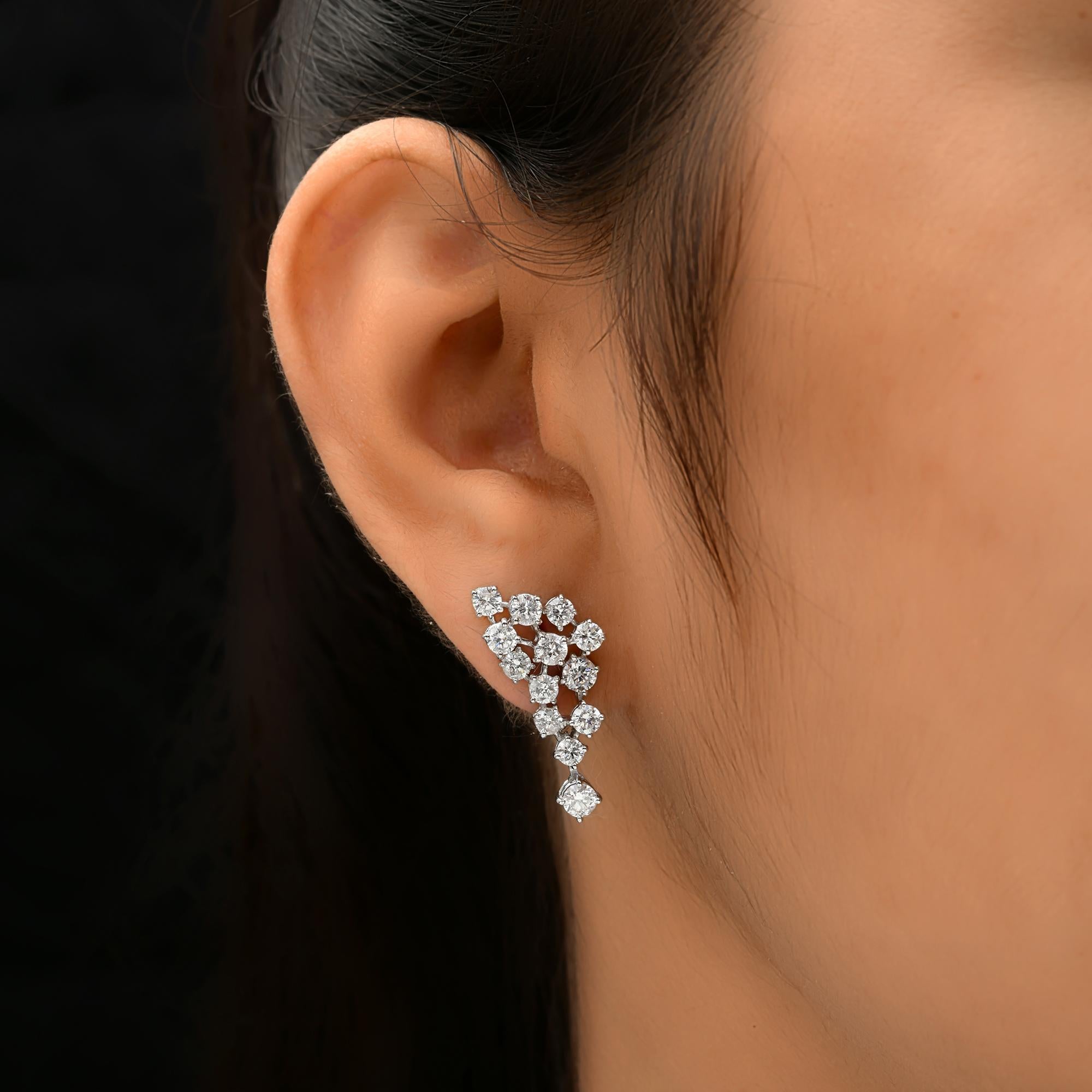 3.02Ct Brillant Diamant Cluster Tropfen Ohrringe 14k Weißgold Alle Zölle gezahlt
Diese Ohrringe sind meisterhaft mit rund geschliffenen Diamanten besetzt, die in einem Diamanttropfen angeordnet sind.
Diamanten sind ein universelles Symbol für