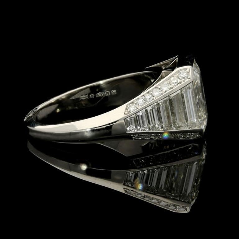 Taille émeraude Hancocks Bague en diamant taille émeraude ancienne 3,02 carats G VS1 sertie sur les épaules de diamants en vente