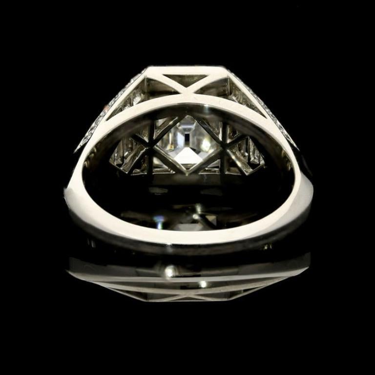 Hancocks Bague en diamant taille émeraude ancienne 3,02 carats G VS1 sertie sur les épaules de diamants Neuf - En vente à London, GB