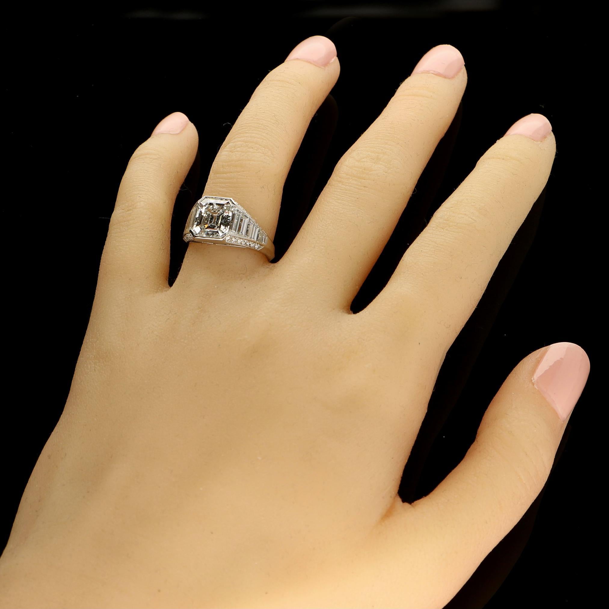 Hancocks Bague en diamant taille émeraude ancienne 3,02 carats G VS1 sertie sur les épaules de diamants Pour femmes en vente
