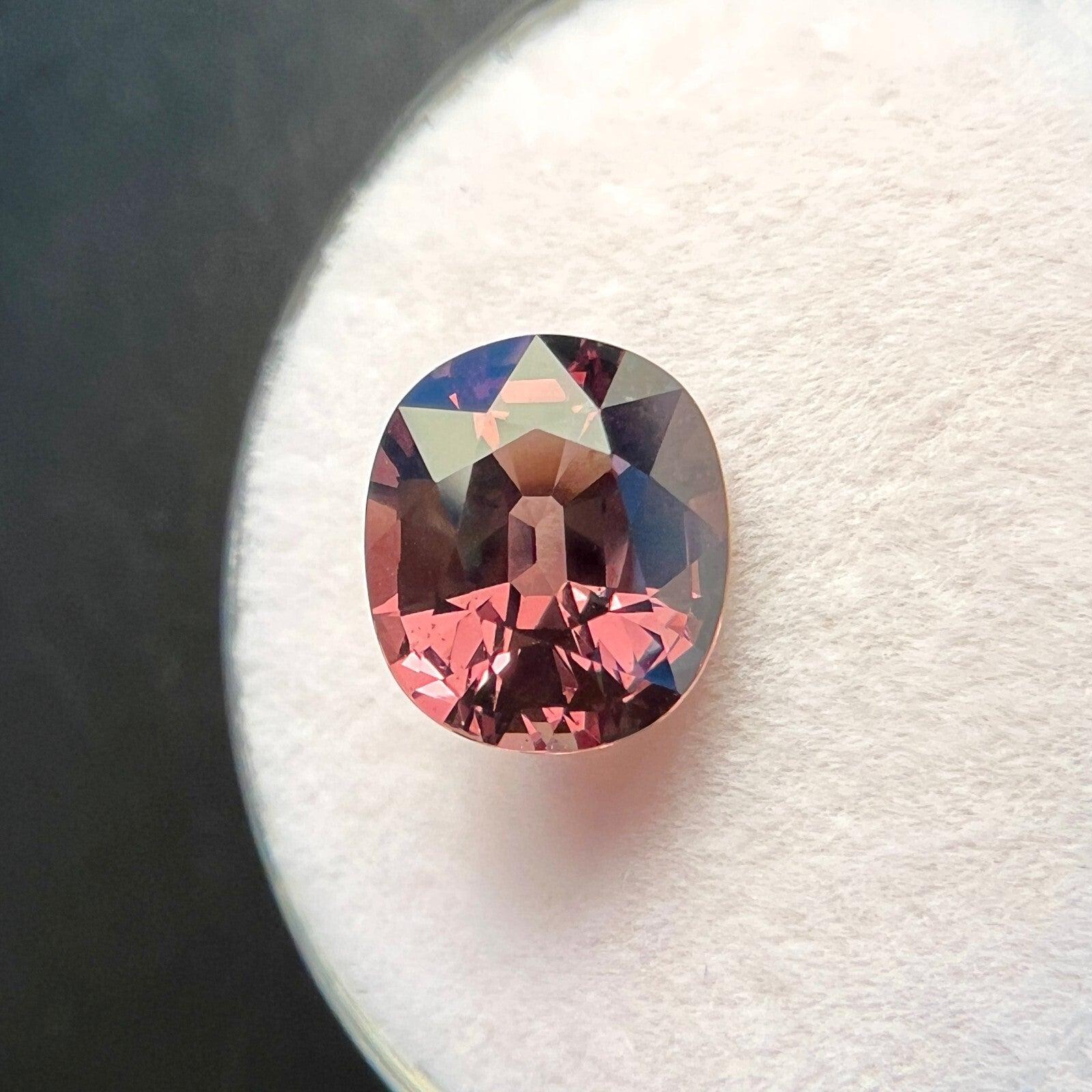 3,02 ct GIA Certificato Garnet Colour Change Nature Taglio Ovale Piropo Spessartine In condizioni Nuovo in vendita a Birmingham, GB