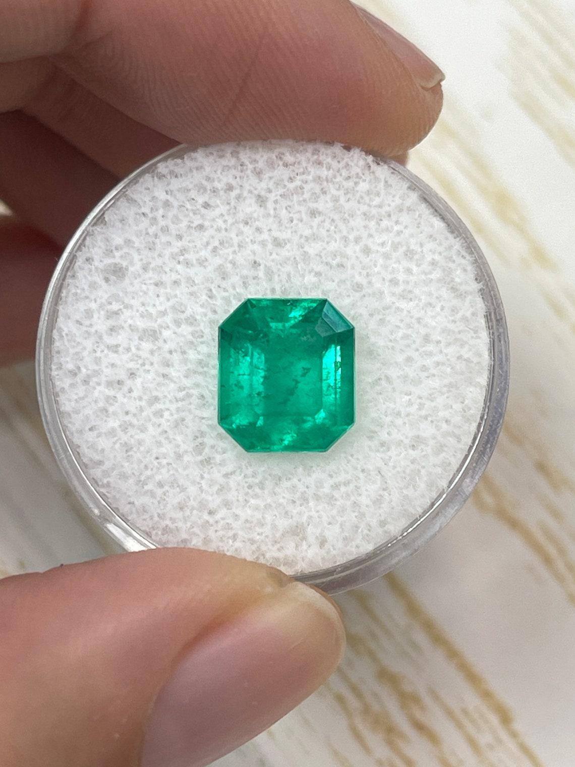 Stein: Smaragd
Gewicht: 3,02 Karat
Form: Smaragd-Schliff
Klarheit: Transparent
Lüster: Sehr gut
Farbe: Intensives gelbliches Grün
Abmessungen: 9,57 mm x 8,44 mm x 5,63 mm
Geografische Herkunft: Kolumbien
Behandlung: Natürlich, Ölen

Bemerkungen: