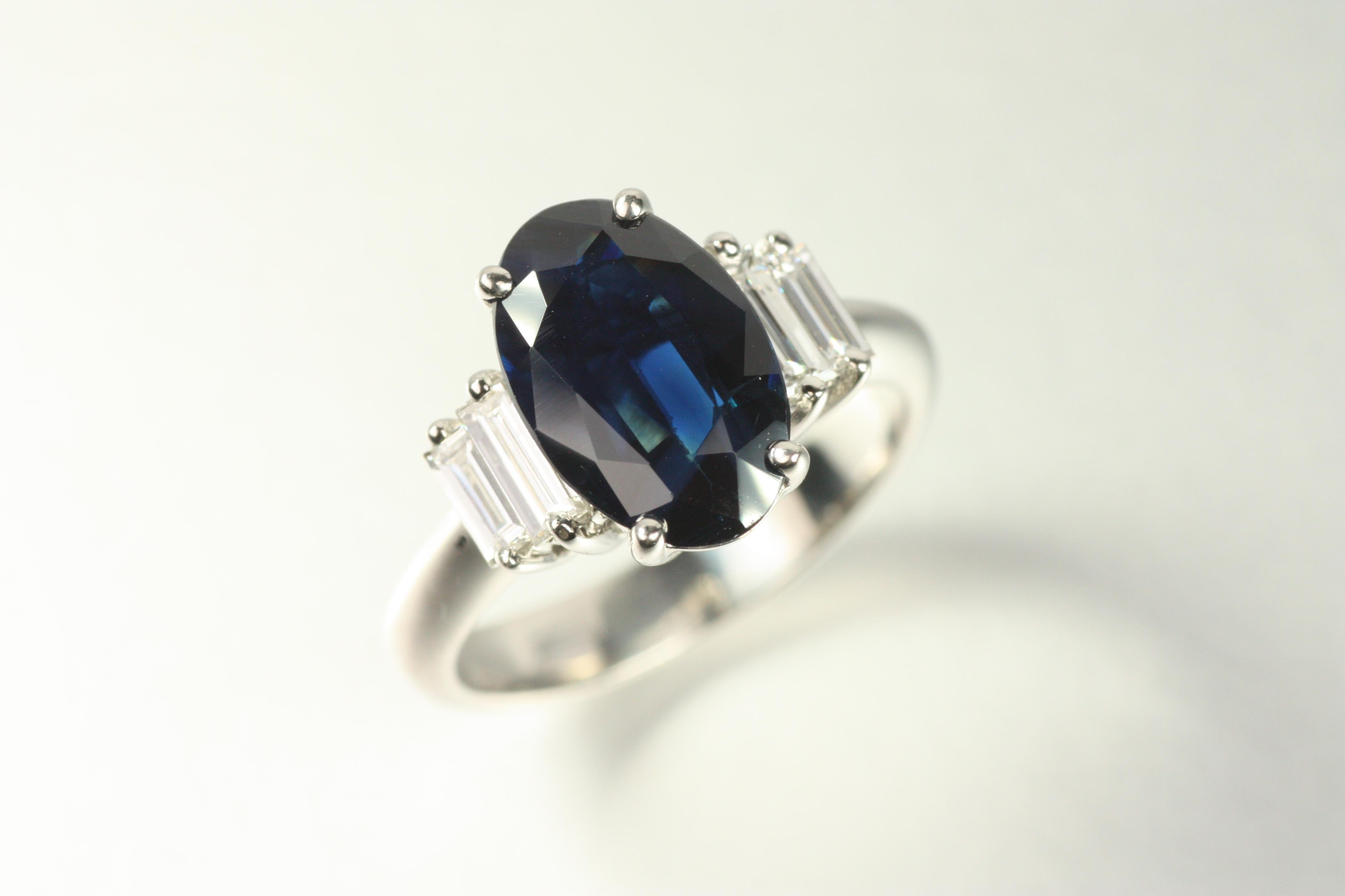 3,02ct Oval Blauer Saphir & Baguette Diamant Ring in Platin (Ovalschliff) im Angebot