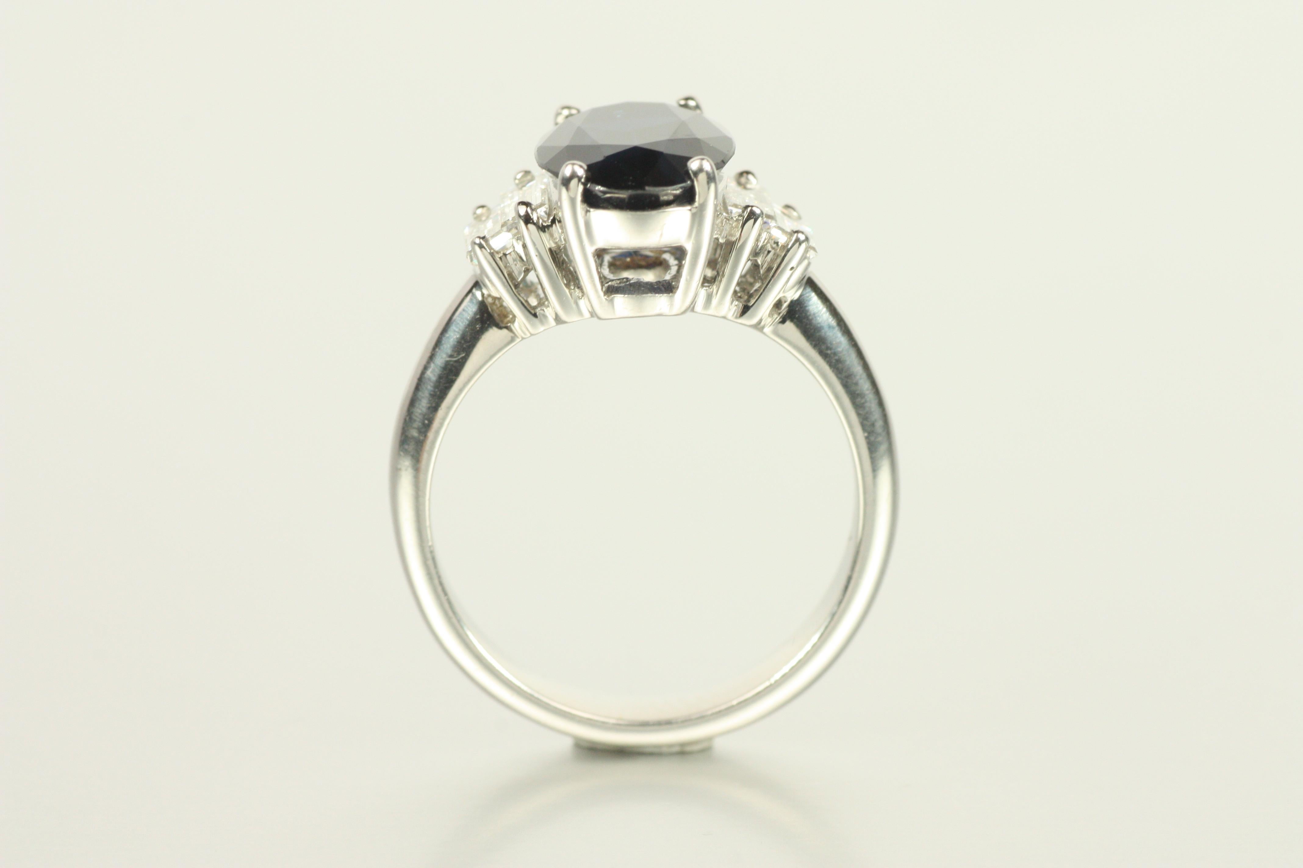 3,02ct Oval Blauer Saphir & Baguette Diamant Ring in Platin im Zustand „Gut“ im Angebot in Santa Monica, CA