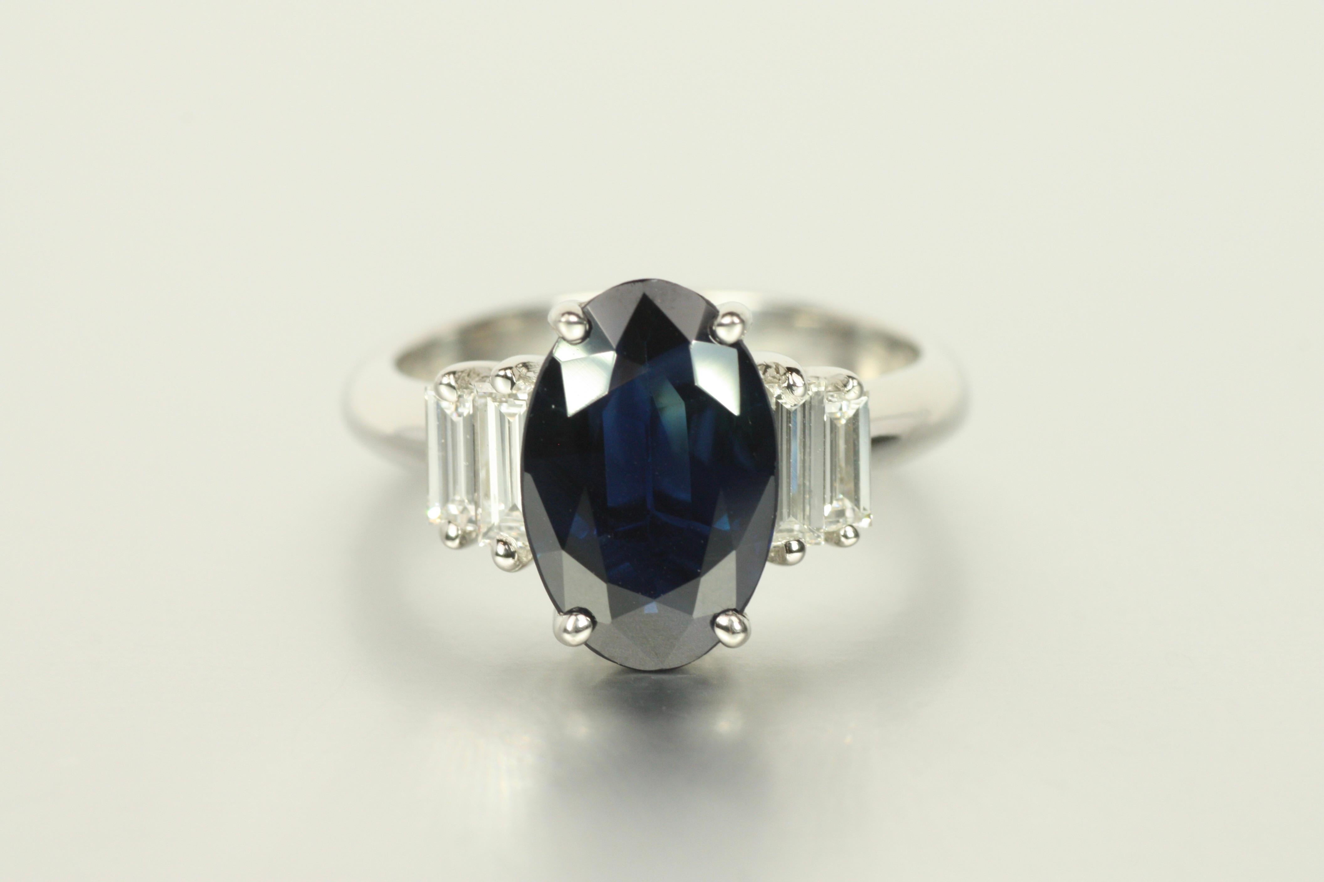 3,02ct Oval Blauer Saphir & Baguette Diamant Ring in Platin Damen im Angebot