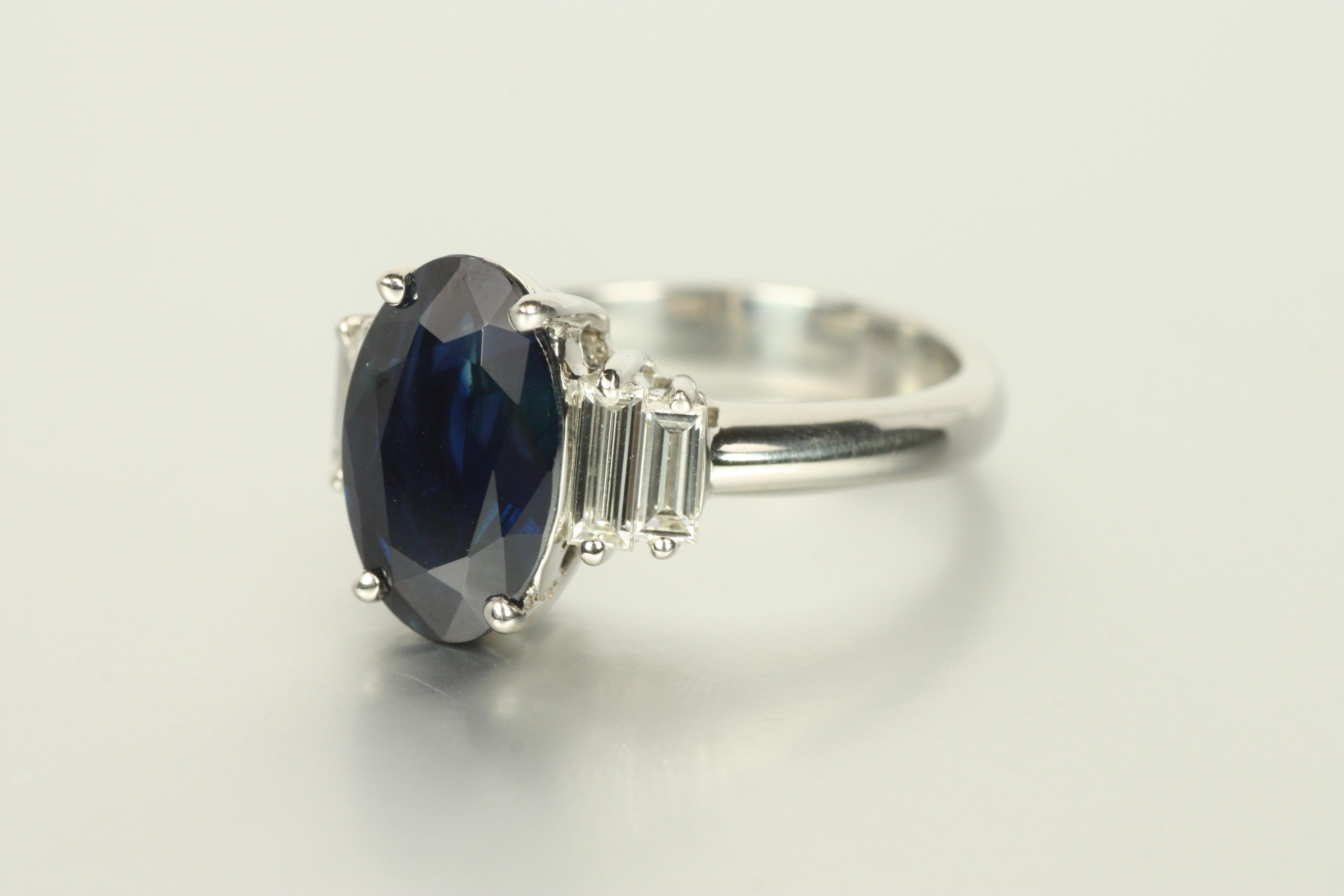 3,02ct Oval Blauer Saphir & Baguette Diamant Ring in Platin im Angebot 1