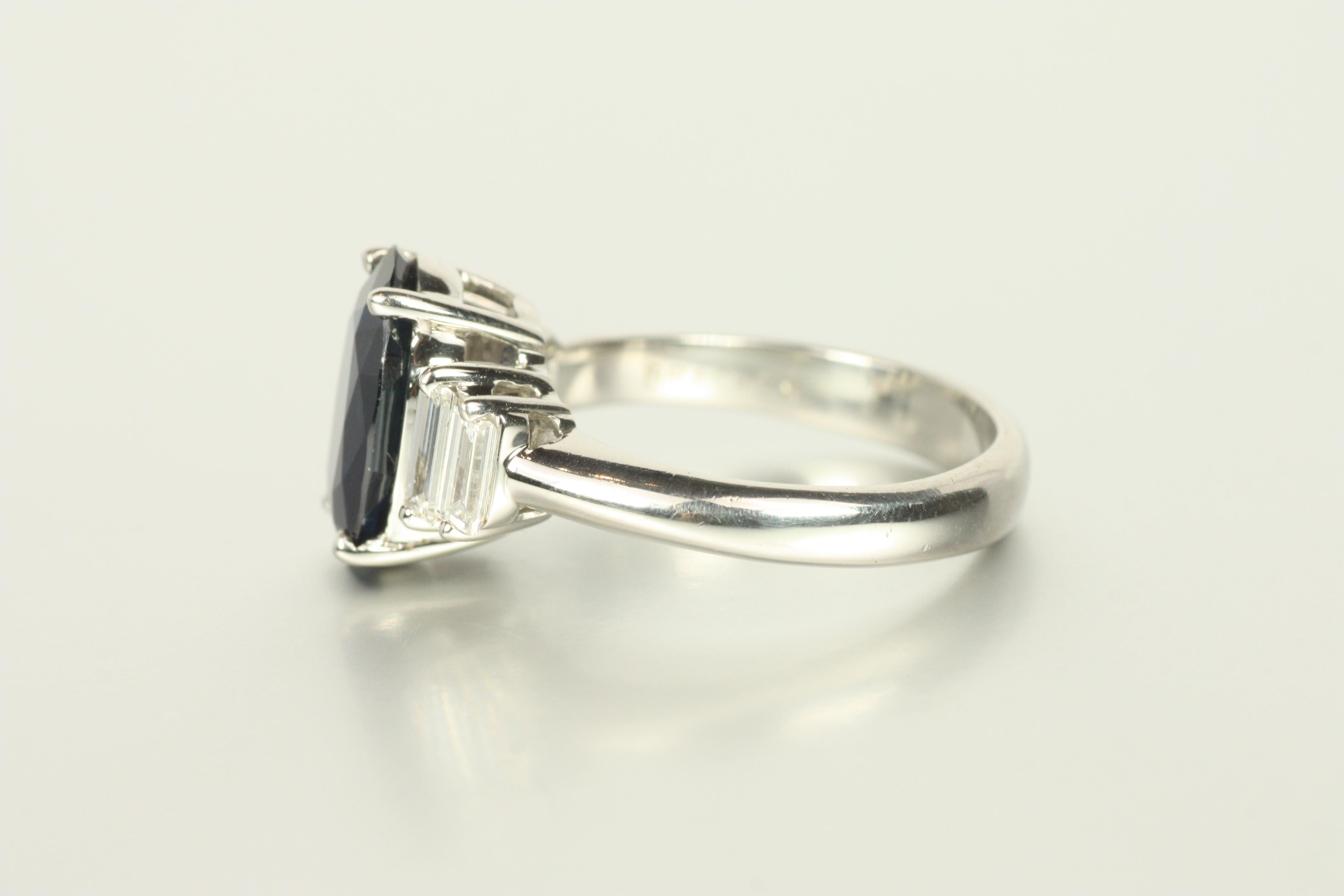 3,02ct Oval Blauer Saphir & Baguette Diamant Ring in Platin im Angebot 2
