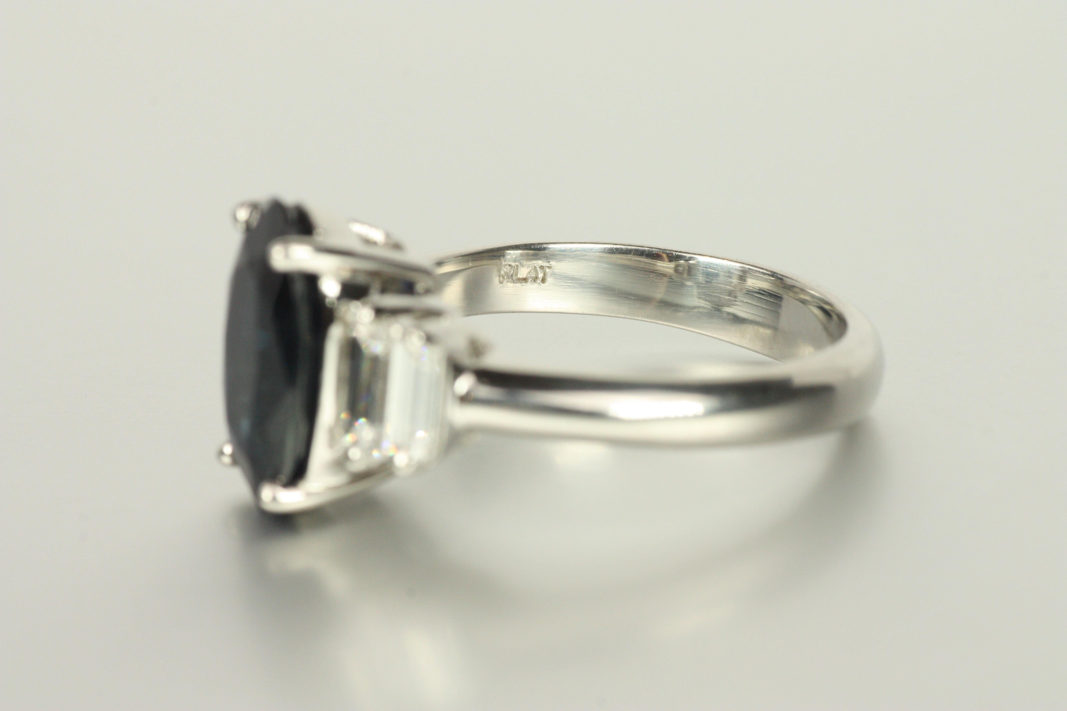 3,02ct Oval Blauer Saphir & Baguette Diamant Ring in Platin im Angebot 4