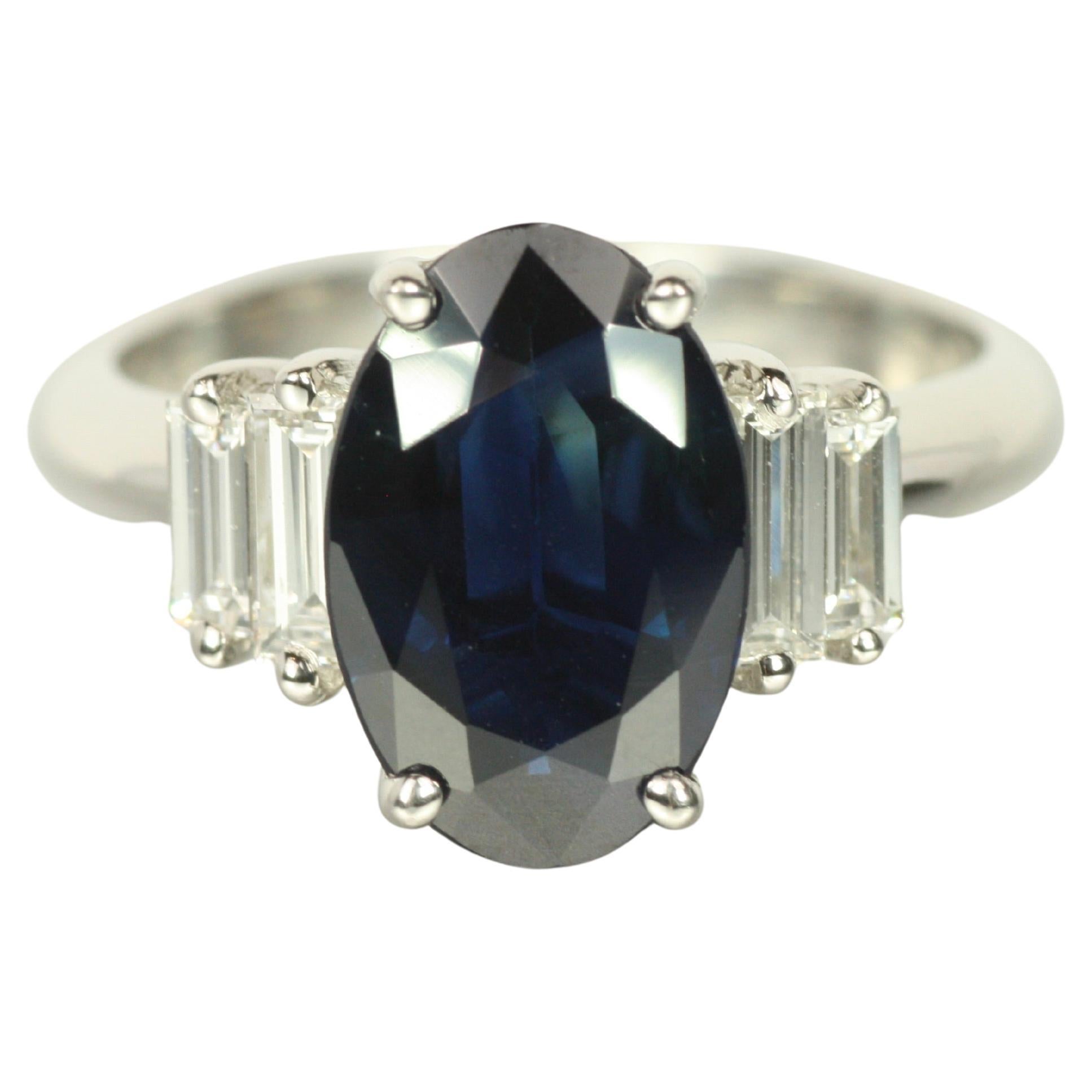 3,02ct Oval Blauer Saphir & Baguette Diamant Ring in Platin im Angebot