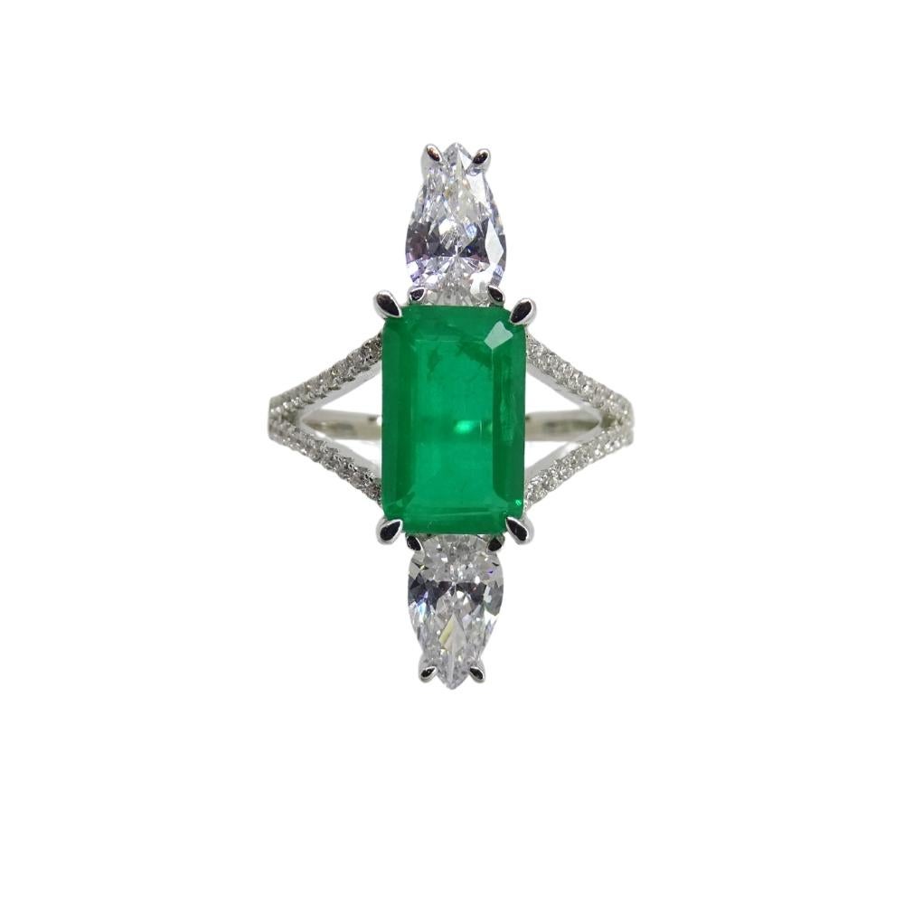 Eccezionale anello a navetta in argento 925. Le braccia dell'anello sono divise in due fasce con piccoli zirconi intarsiati per sostenere la grande pietra centrale, uno smeraldo eccezionale, incastonato in quattro rebbi da smeraldo. La sua forma