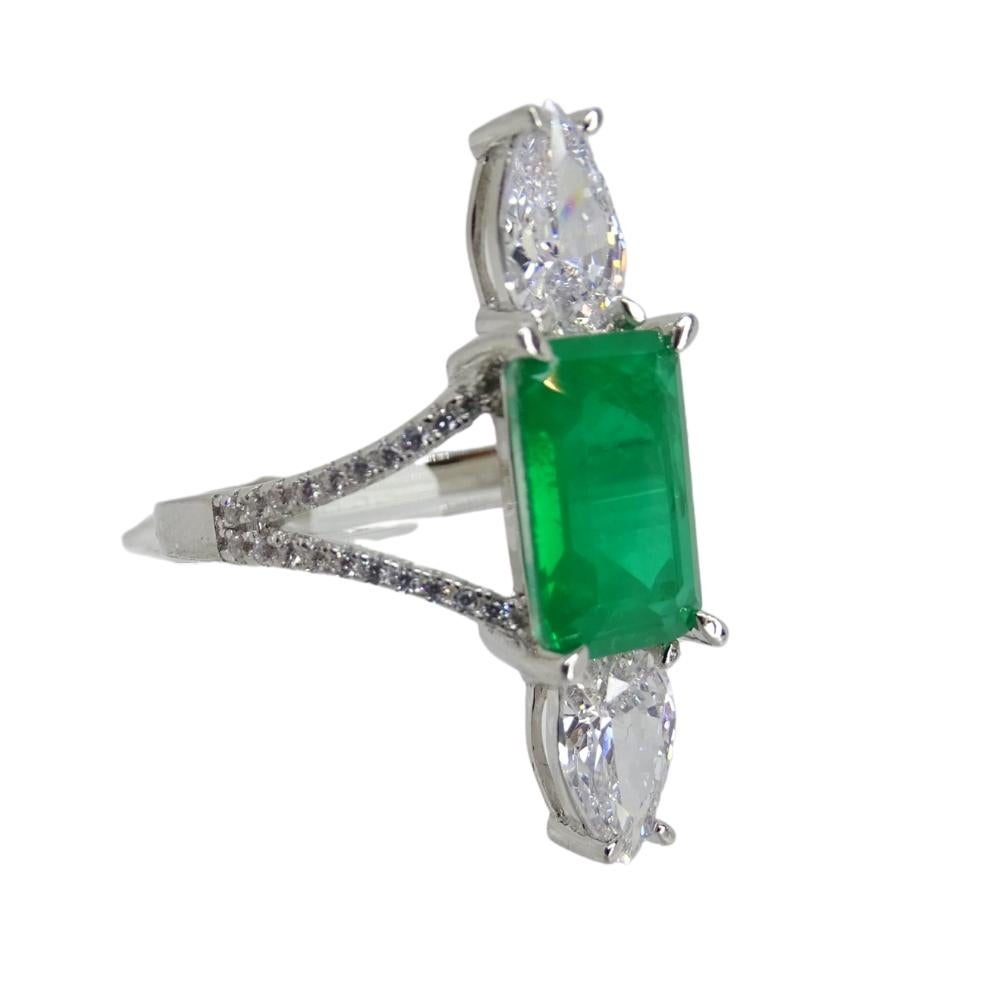 Moderno 303 / 5.000 Anello Shuttle, Italia, smeraldo e zirconi, argento 925 in vendita