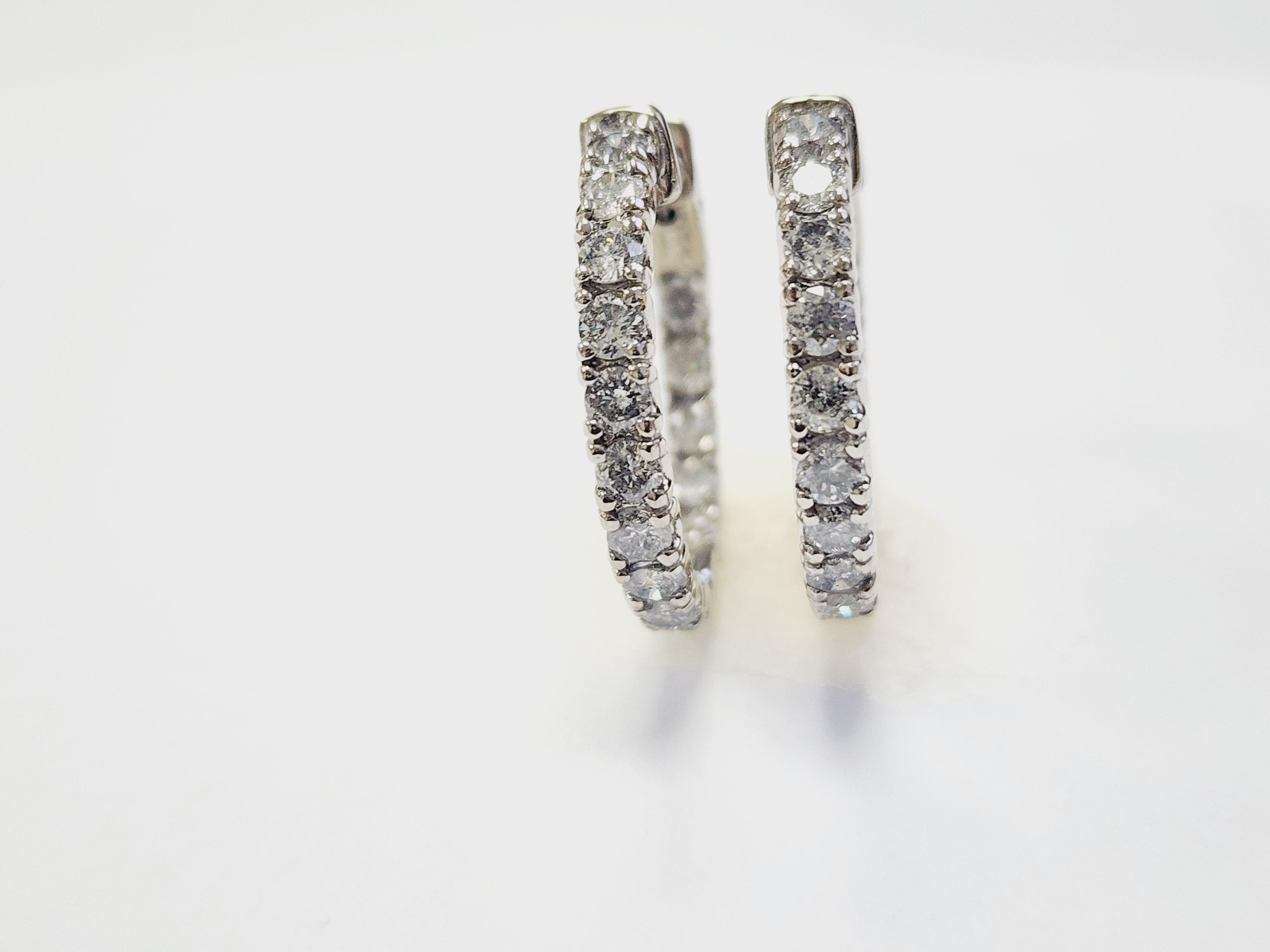 Precioso par de pendientes de aro de diamante natural al revés en oro blanco de 14k. 
Se sujeta con cierre a presión para llevarlo puesto. Color medio G, Claridad I2, Medidas 0,80 pulgadas de diámetro.
*Envío gratuito dentro de EE.UU.*