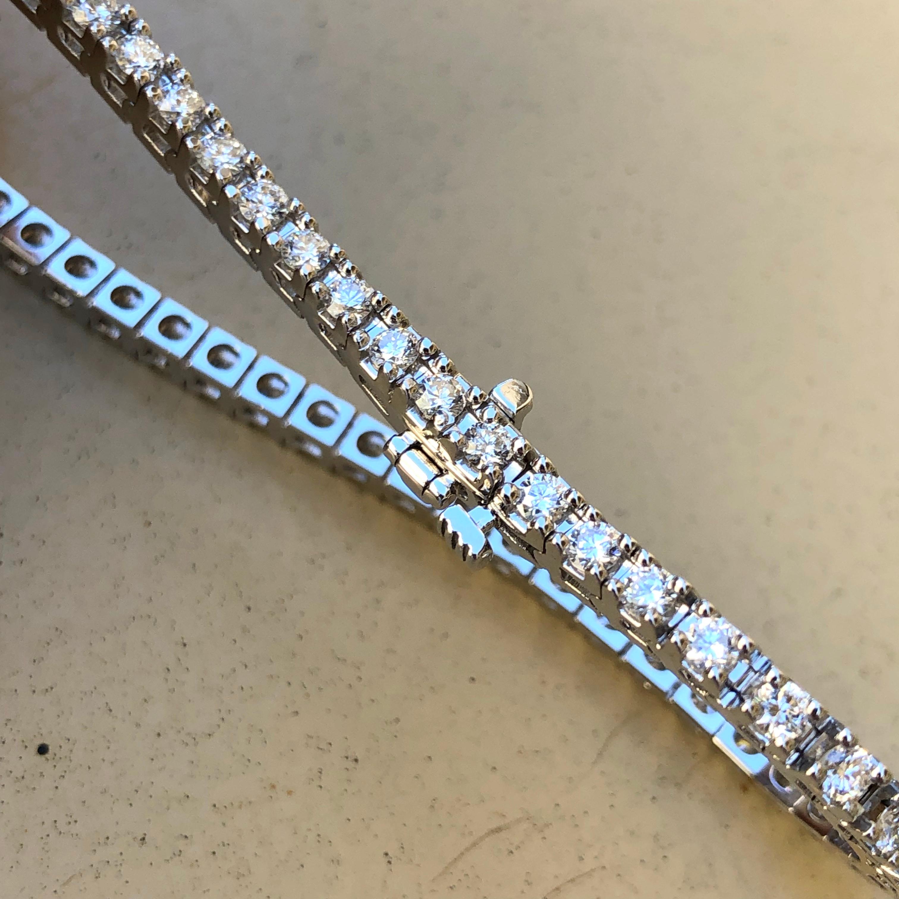 3.03 carat Diamond Tennis Bracelet in 18k White Gold - Substantial Box Setting im Angebot 7