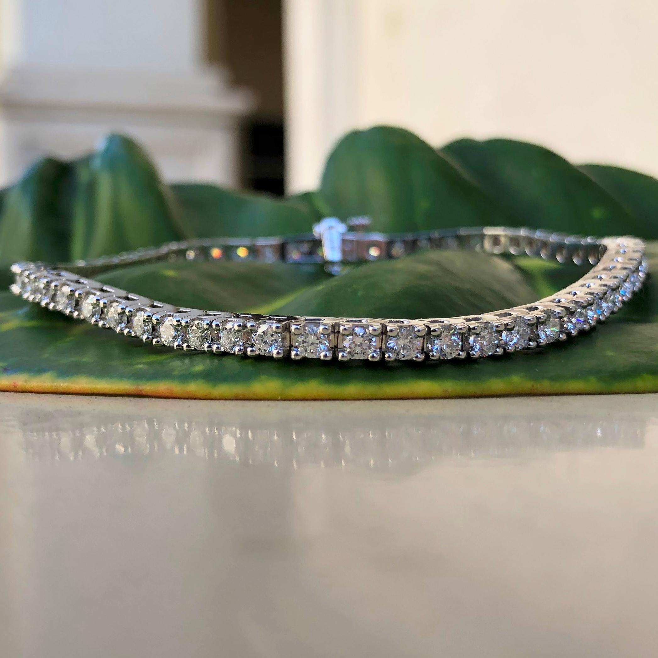 3.03 carat Diamond Tennis Bracelet in 18k White Gold - Substantial Box Setting im Zustand „Neu“ im Angebot in Coral Gables, FL