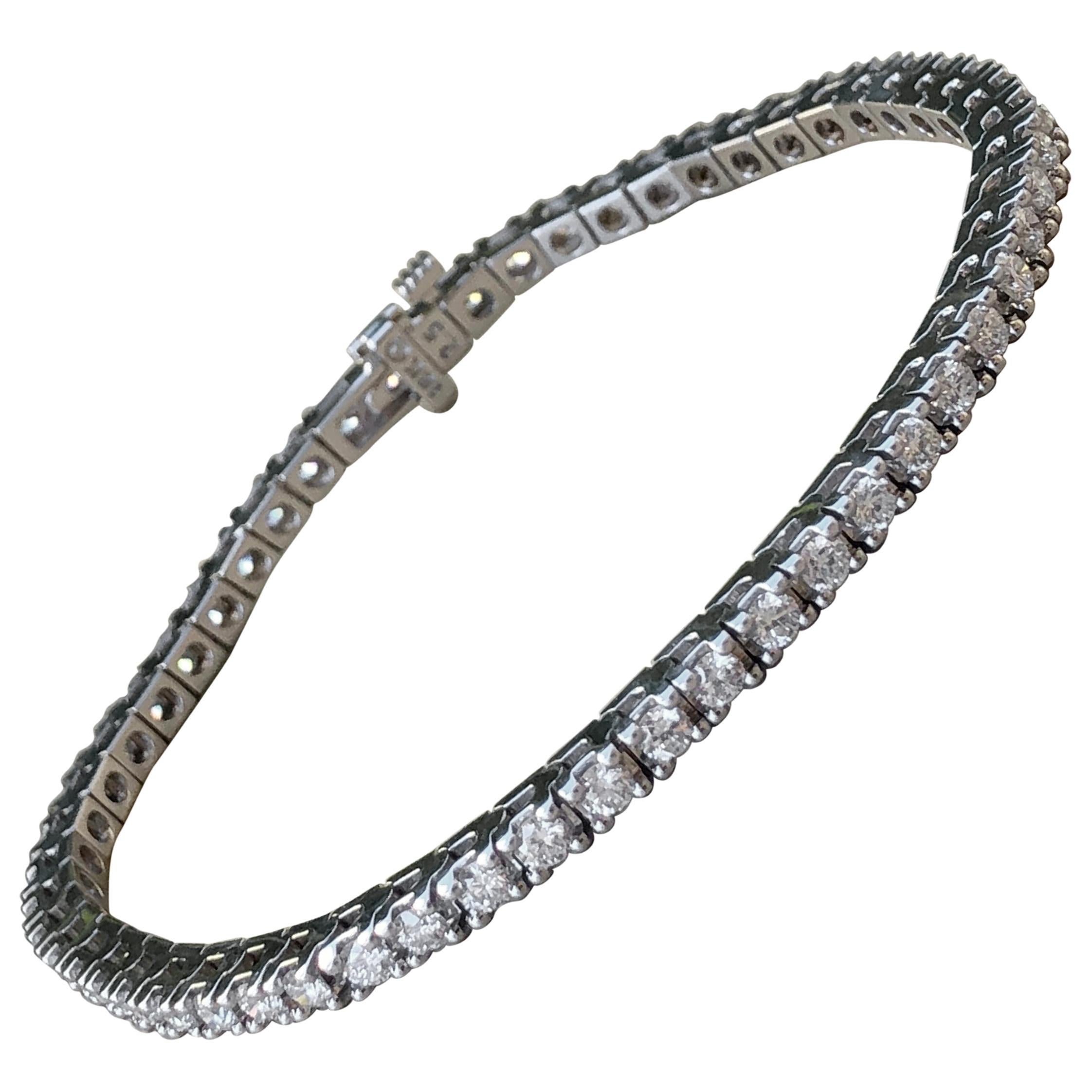 3.03 carat Diamond Tennis Bracelet in 18k White Gold - Substantial Box Setting im Angebot