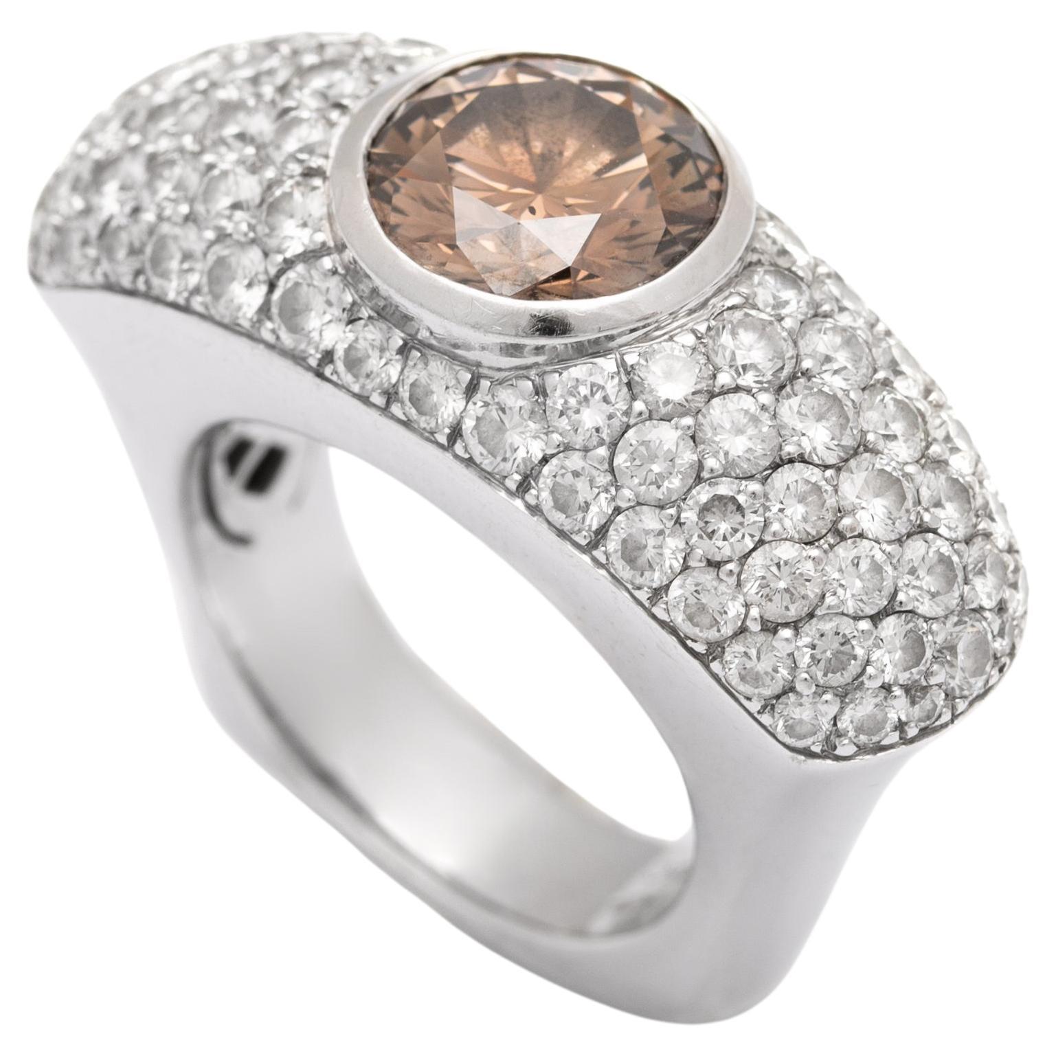 Diamant naturel Fancy dark Orangy Brown de 3,03 carats centré sur une bague en or blanc et diamant 18K.
Selon le certificat GIA 137712901.
Taille de l'anneau : 7
Poids : 18,83 grammes