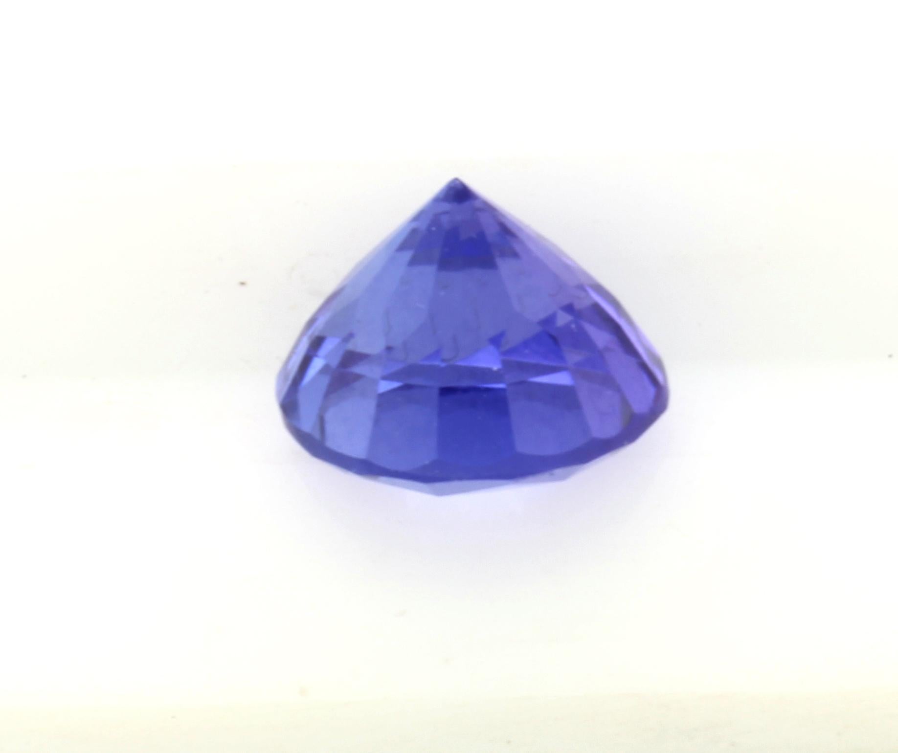 • Pierre précieuse : Tanzanite
• Poids : 3,03 carats
• Forme : Rond
• Dimensions : 8,55 x 8,65 x 6,40 mm : 8,55 x 8,65 x 6,40 mm
• Valeur au détail estimée : 1 800
• Couleur : Violet bleuté