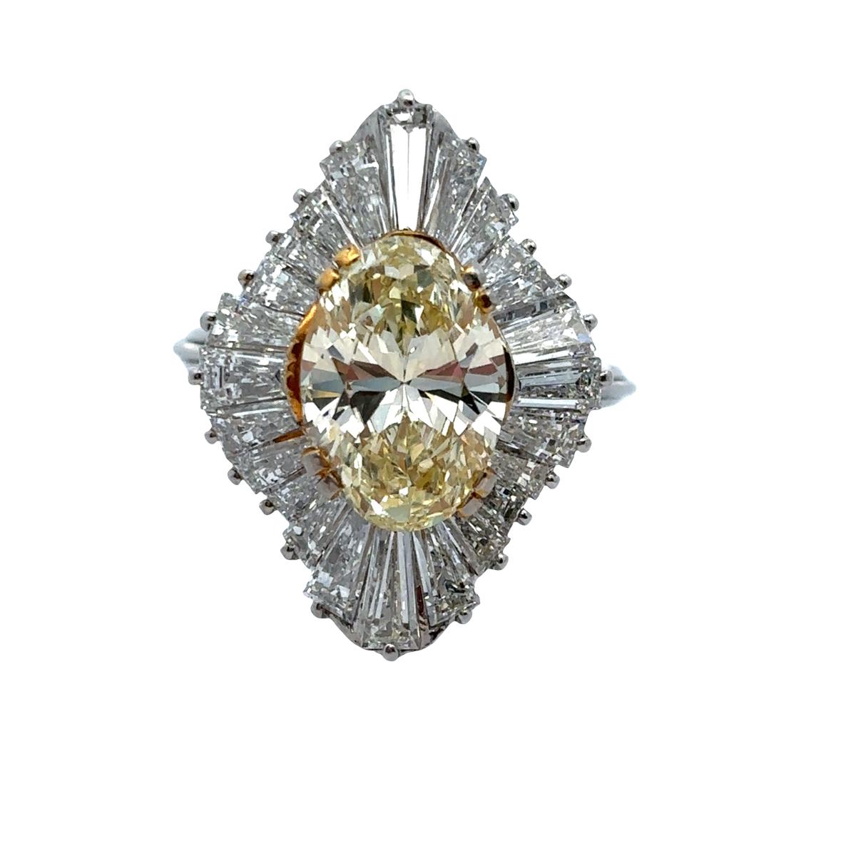 Anello Ballerina con diamante ovale da 3,03 carati

Un anello da cocktail con un diamante giallo centrale dal taglio ovale e diamanti affusolati dal taglio a baguette. 

Accompagnato dal certificato GIA 

Peso approssimativo del diamante taglio