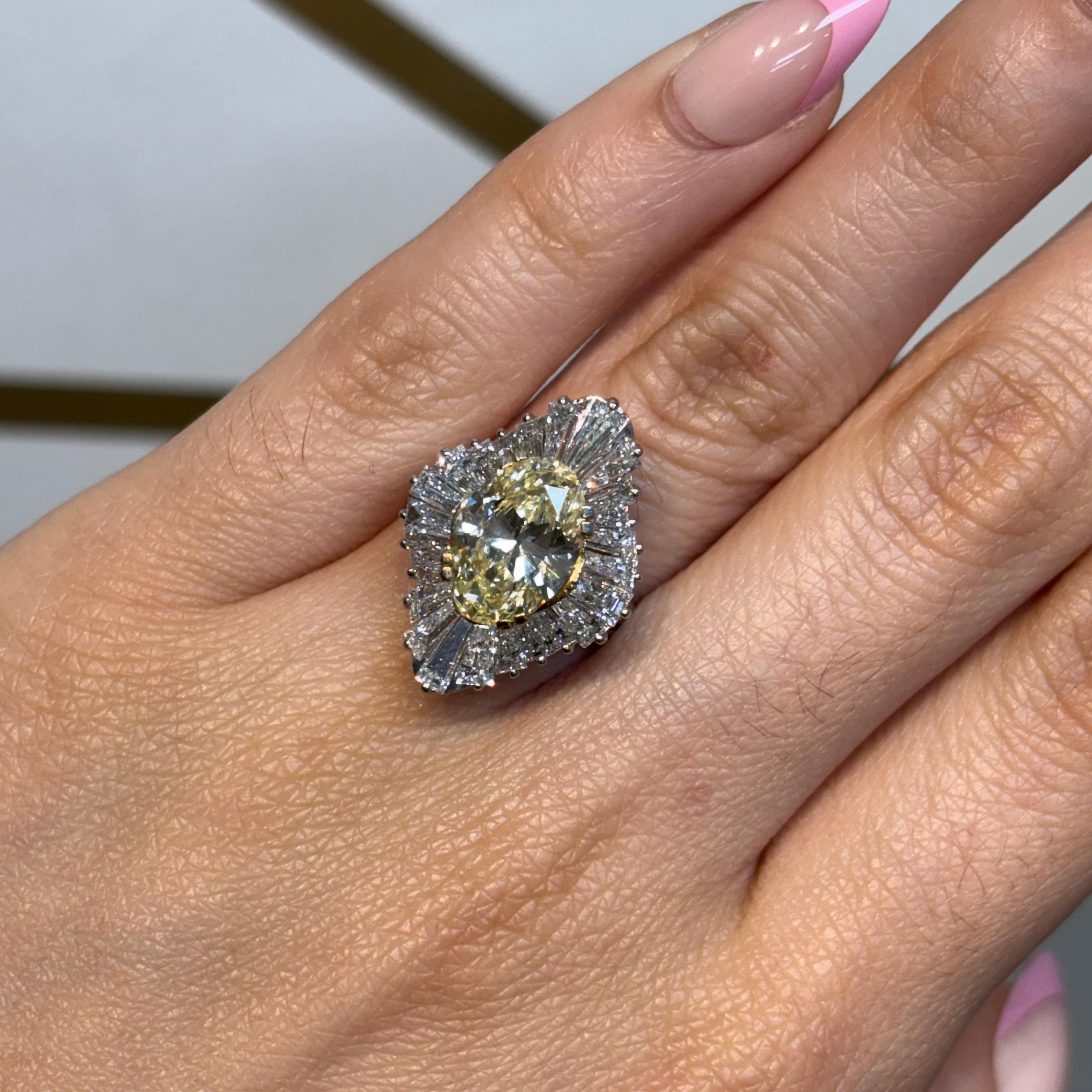 Taglio misto Anello Ballerina con diamante ovale da 3,03 carati in vendita