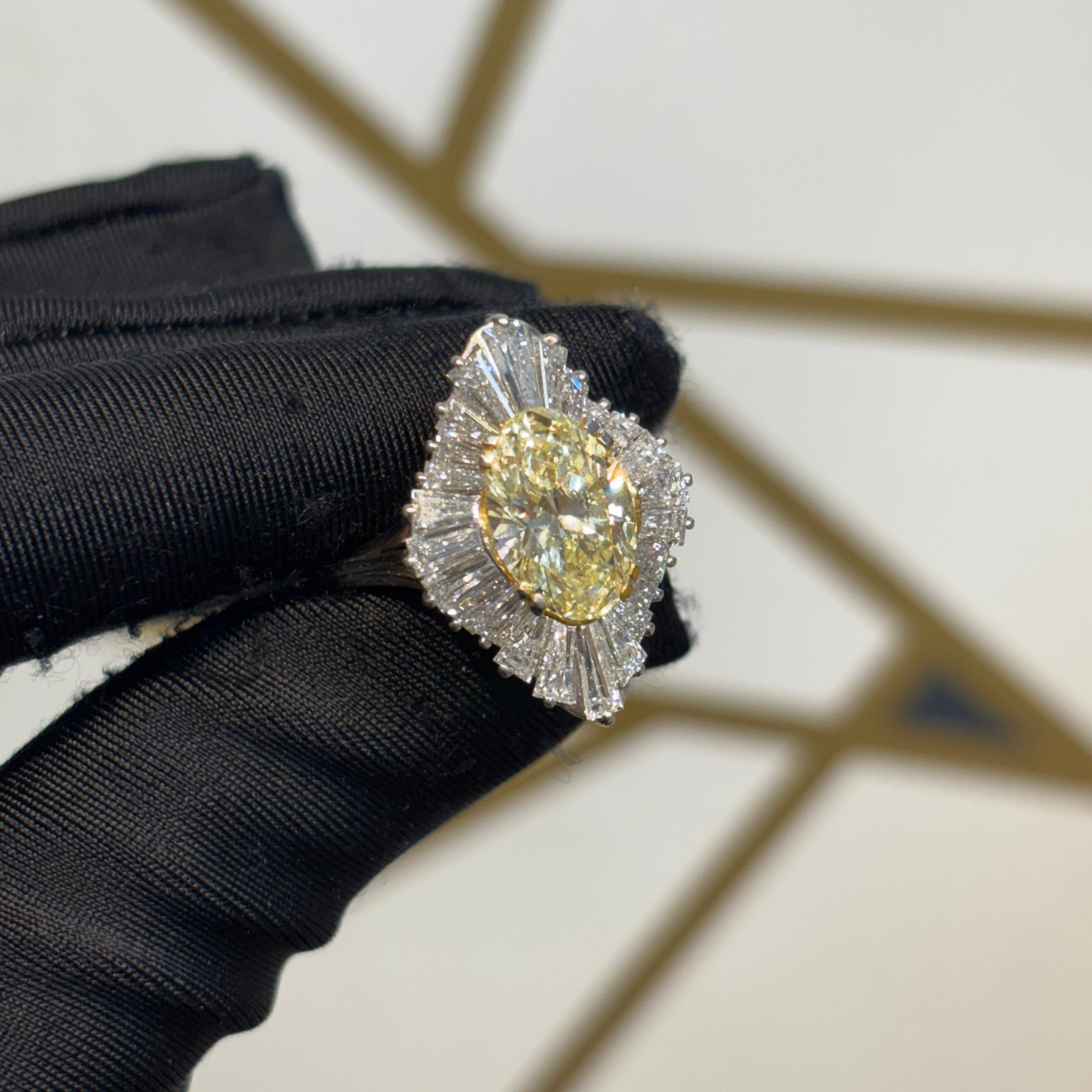 Anello Ballerina con diamante ovale da 3,03 carati In condizioni ottime in vendita a New York, NY