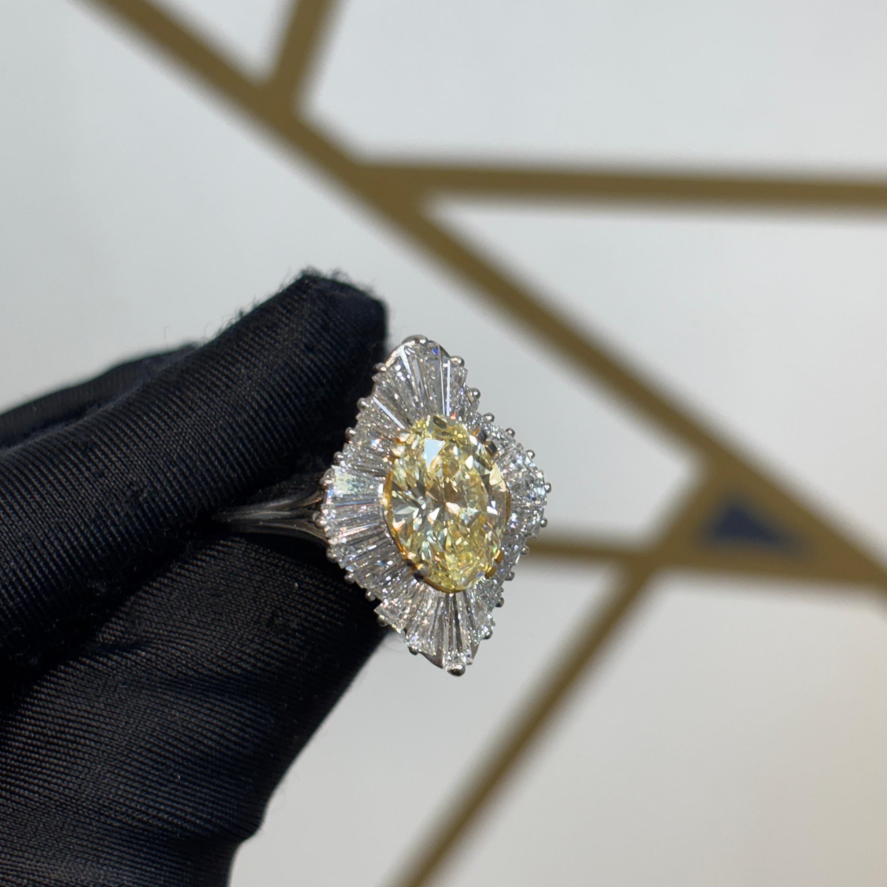 Donna Anello Ballerina con diamante ovale da 3,03 carati in vendita