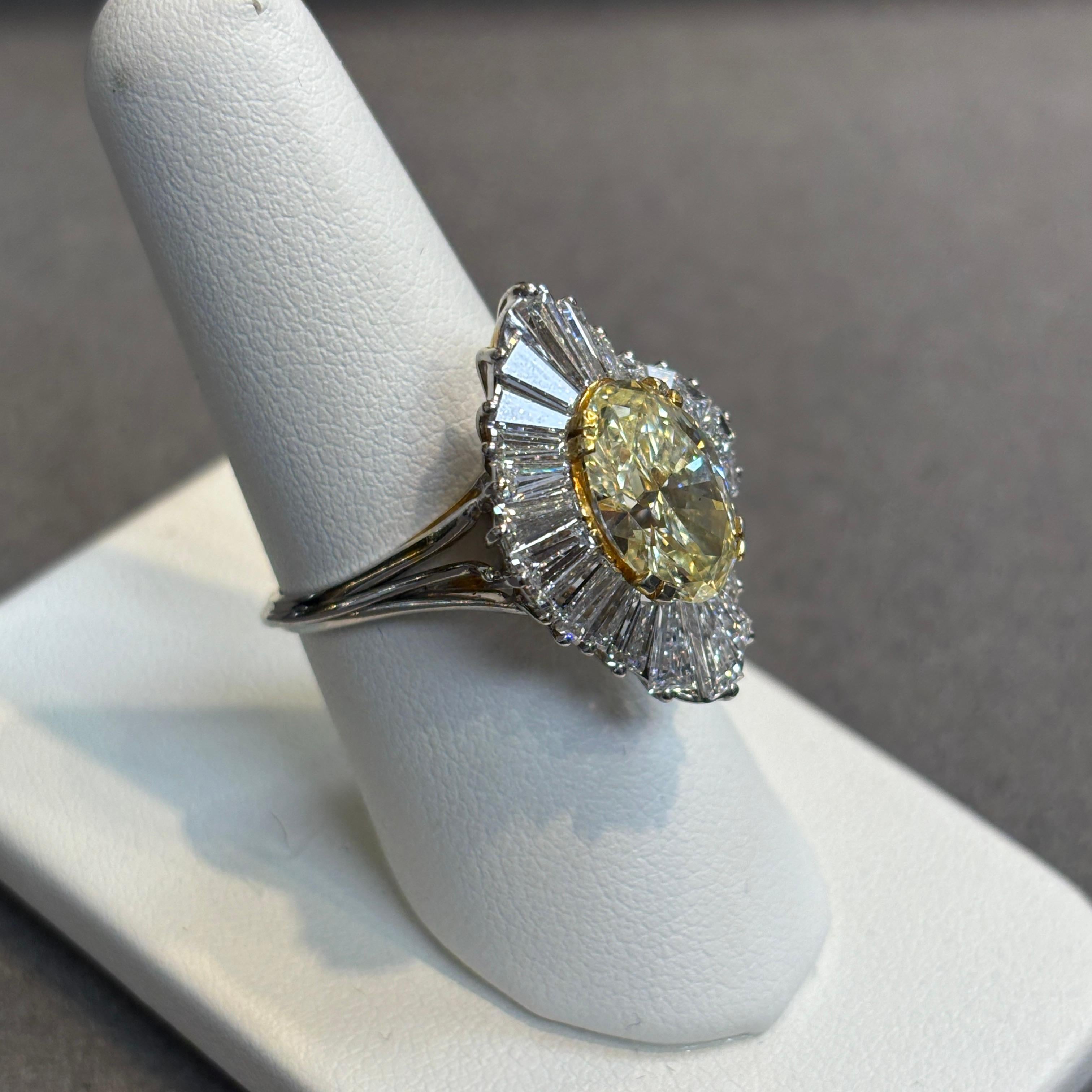 Anello Ballerina con diamante ovale da 3,03 carati in vendita 1