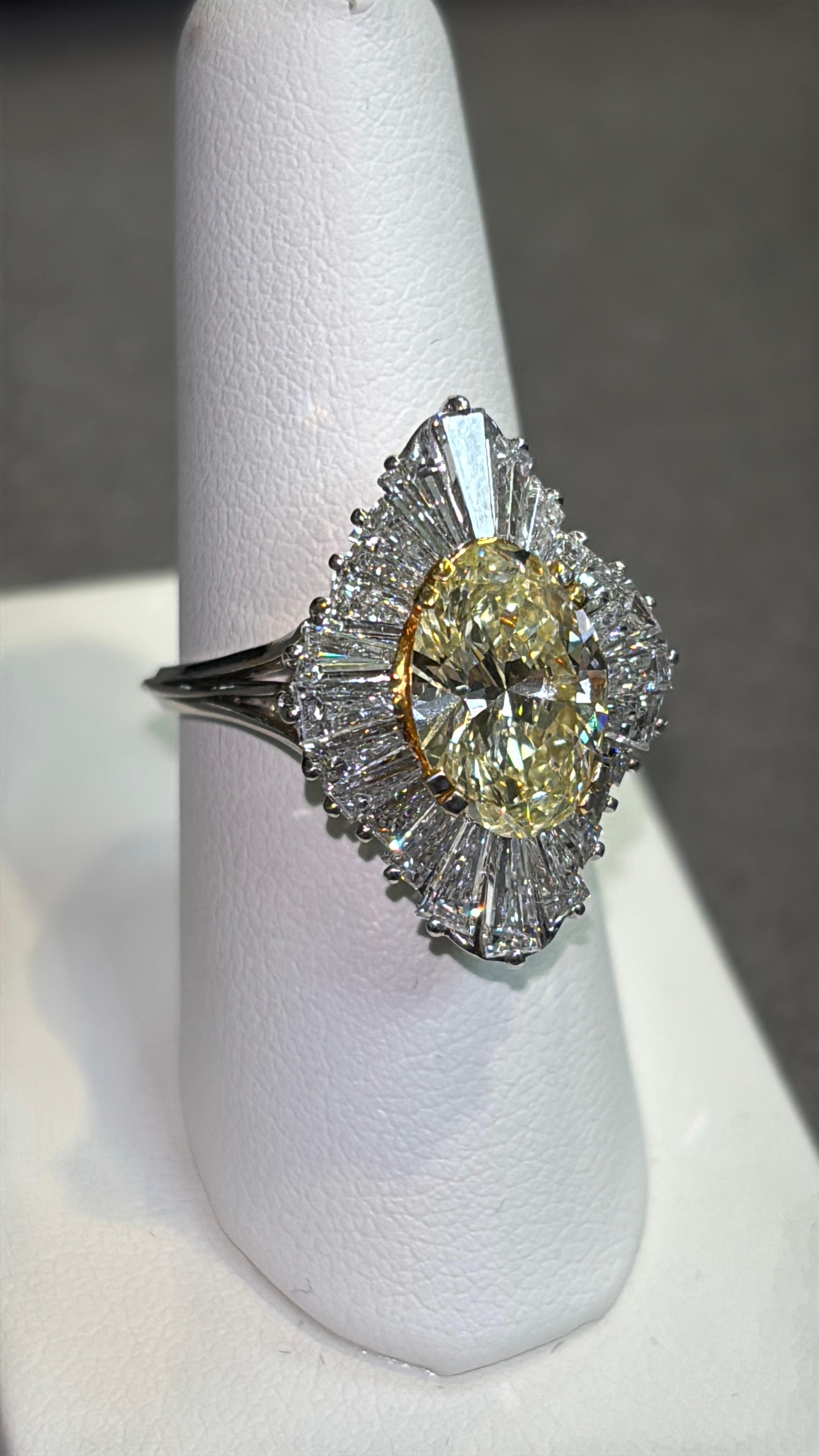Anello Ballerina con diamante ovale da 3,03 carati in vendita 3