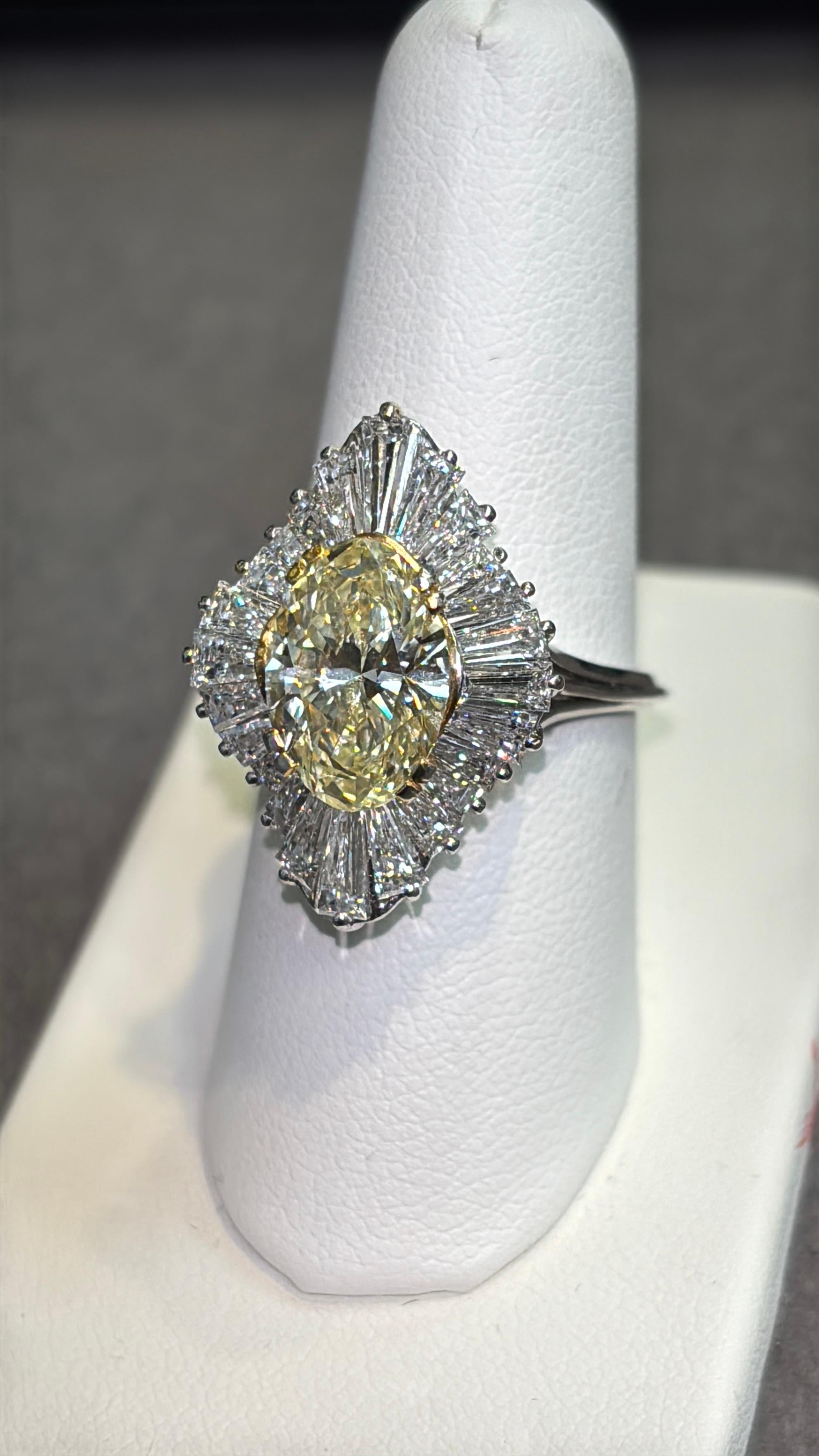 Anello Ballerina con diamante ovale da 3,03 carati in vendita 4