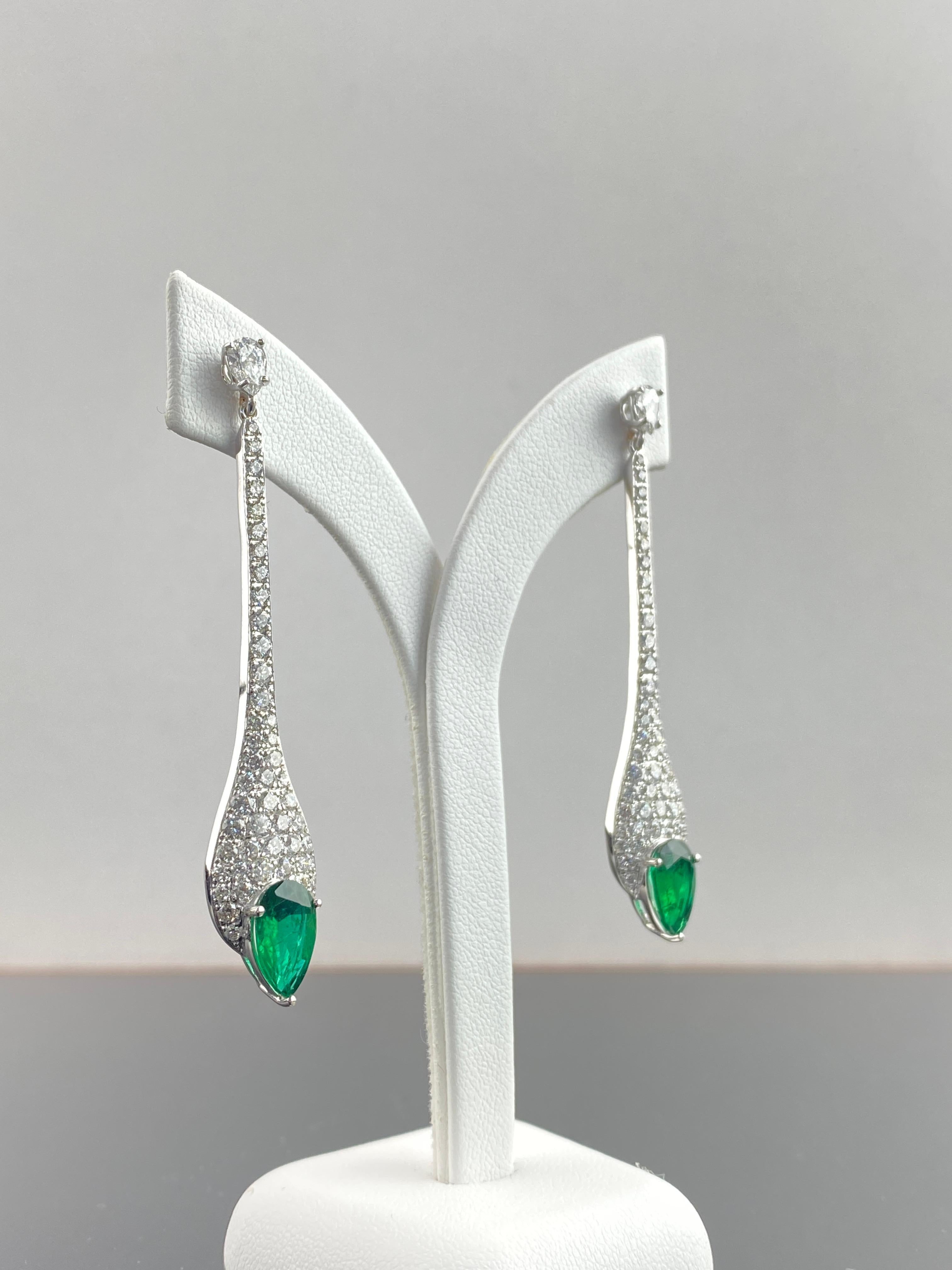 Moderno Orecchini con smeraldo e diamante a forma di pera da 3,03 carati in vendita