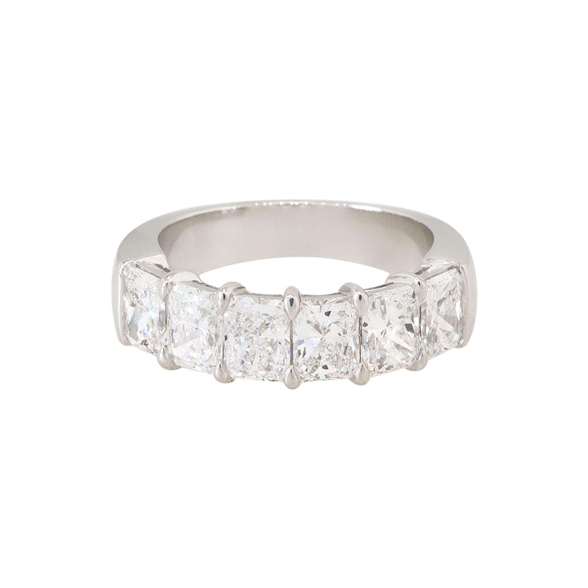 Material: Platino
Detalles de los diamantes: Aprox. 3,03ctw de Diamantes de talla radiante. Los diamantes son de color D/E y claridad VS1-2. 6 piedras en total
Peso total: 10,9 g (7 dwt) 
Tamaño: 6,75 
Dimensiones: 23 mm x 22 mm x 6,50 mm
Detalles