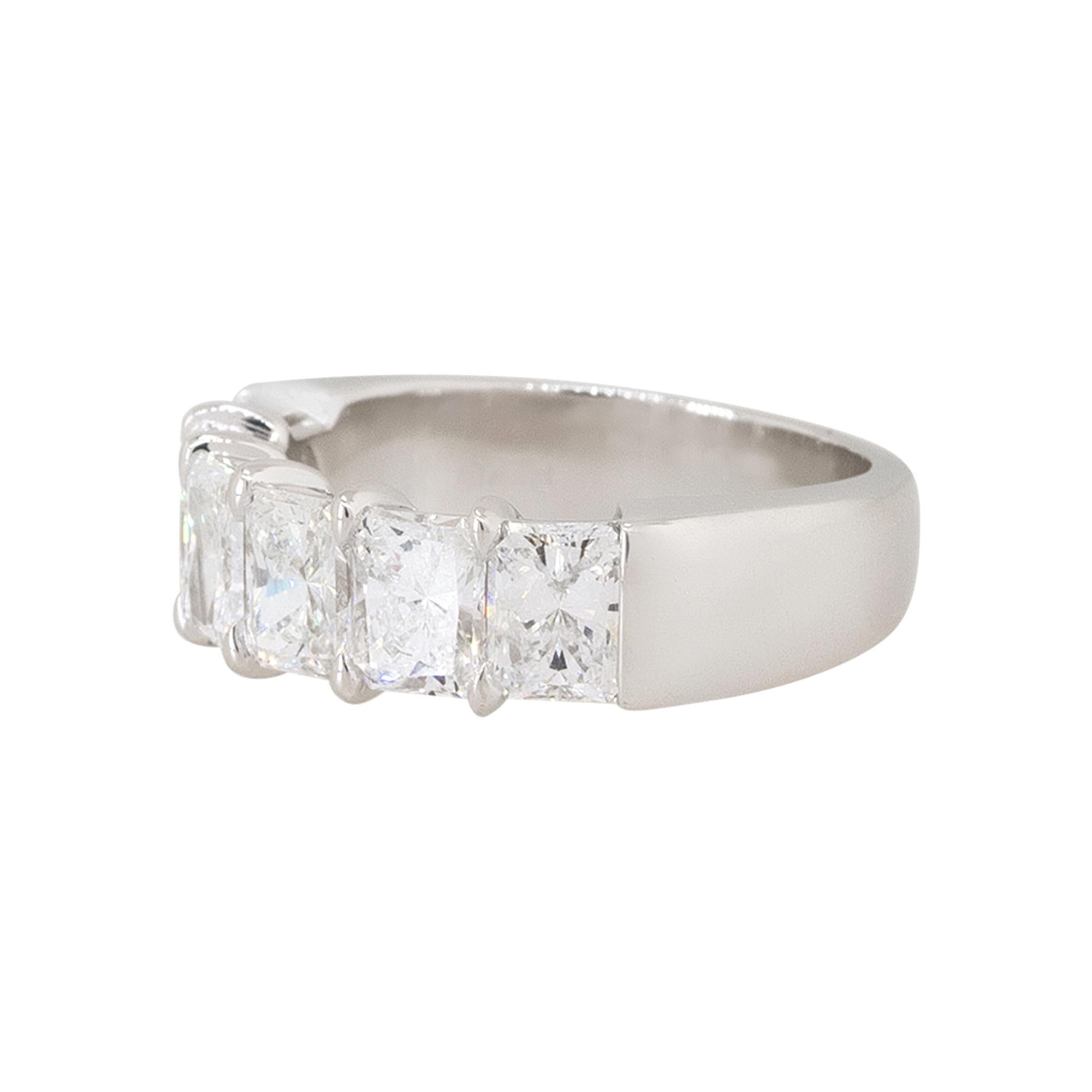 3.03 Quilates Diamante Corte Radiante 6 Piedras Alianza Platino en Stock en Nuevo estado para la venta en Boca Raton, FL