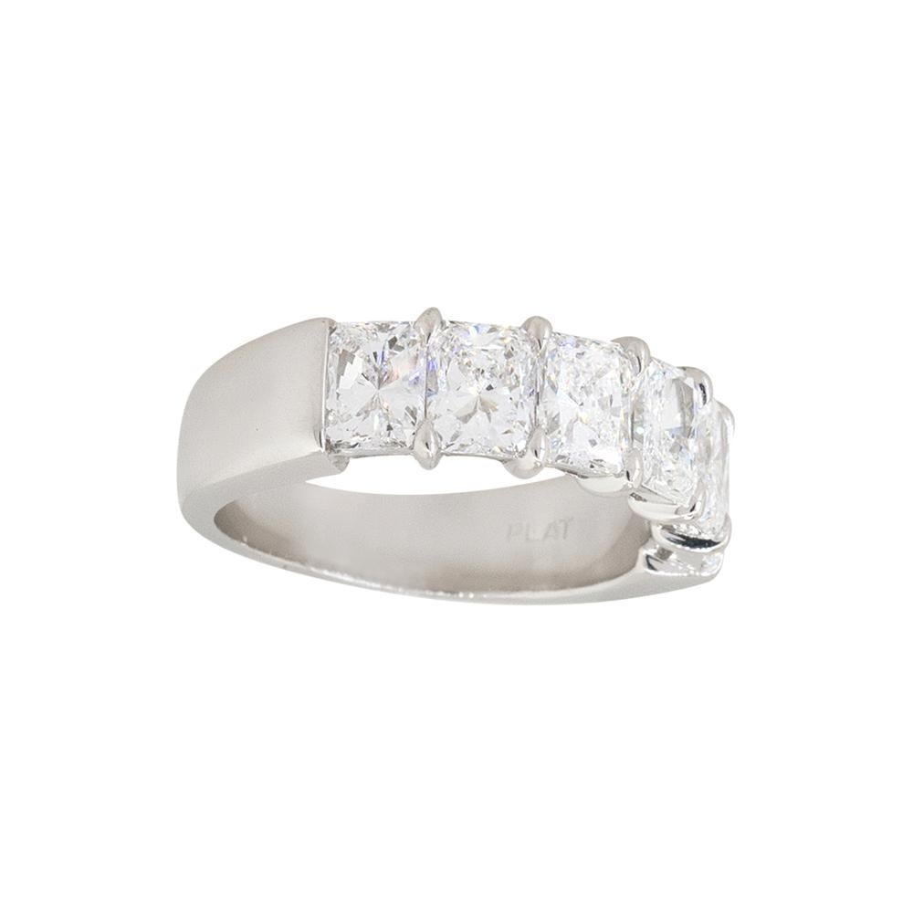 3.03 Quilates Diamante Corte Radiante 6 Piedras Alianza Platino en Stock en venta 1