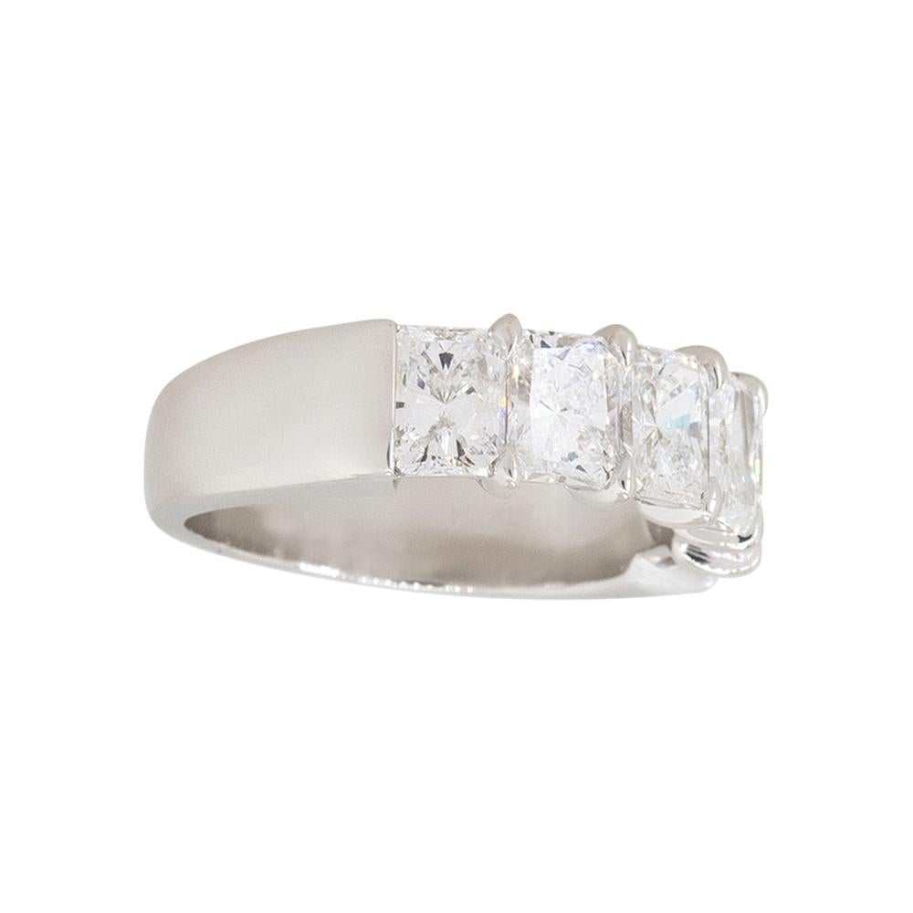 3.03 Quilates Diamante Corte Radiante 6 Piedras Alianza Platino en Stock en venta 2