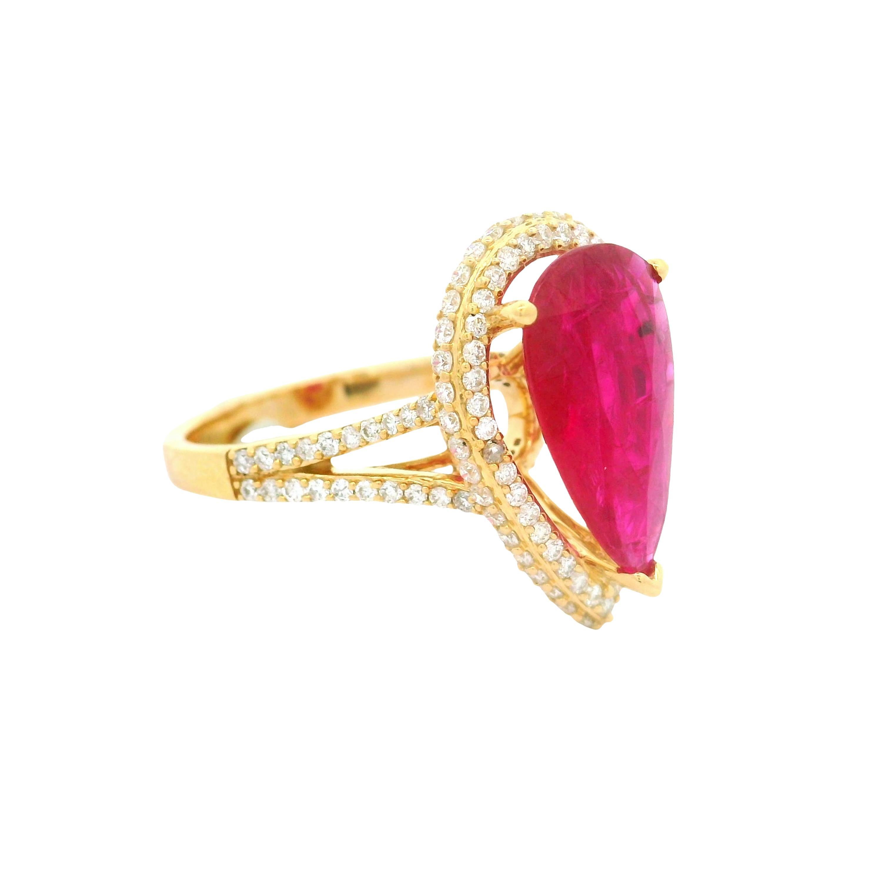 Taglio a goccia Anello aureola in oro 14k con diamante rubino da 3,03 carati, certificato GIA in vendita