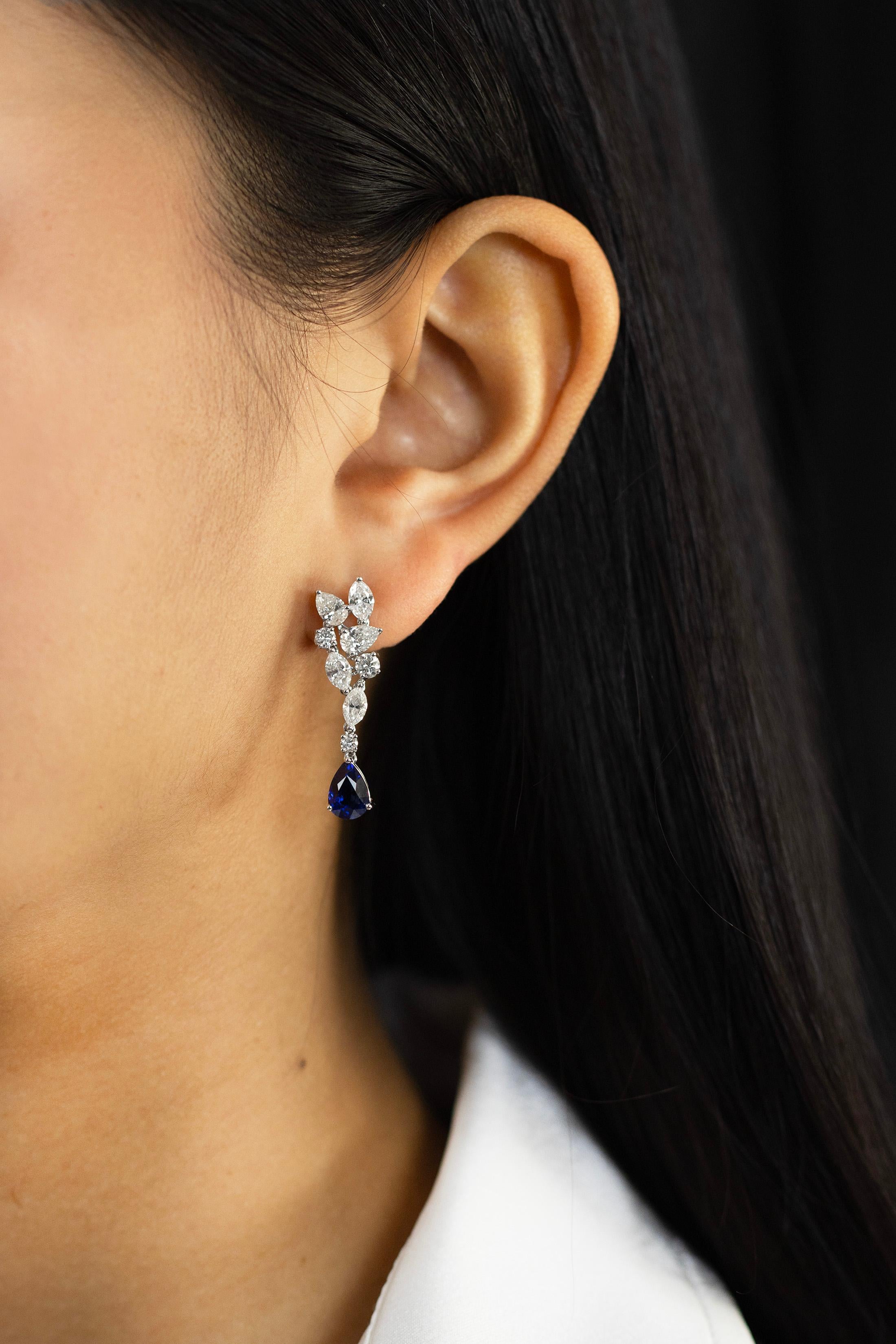 Ohrhänger mit 3,03 Karat blauem Saphir in Birnenform und Diamanten im gemischten Schliff im Zustand „Neu“ im Angebot in New York, NY