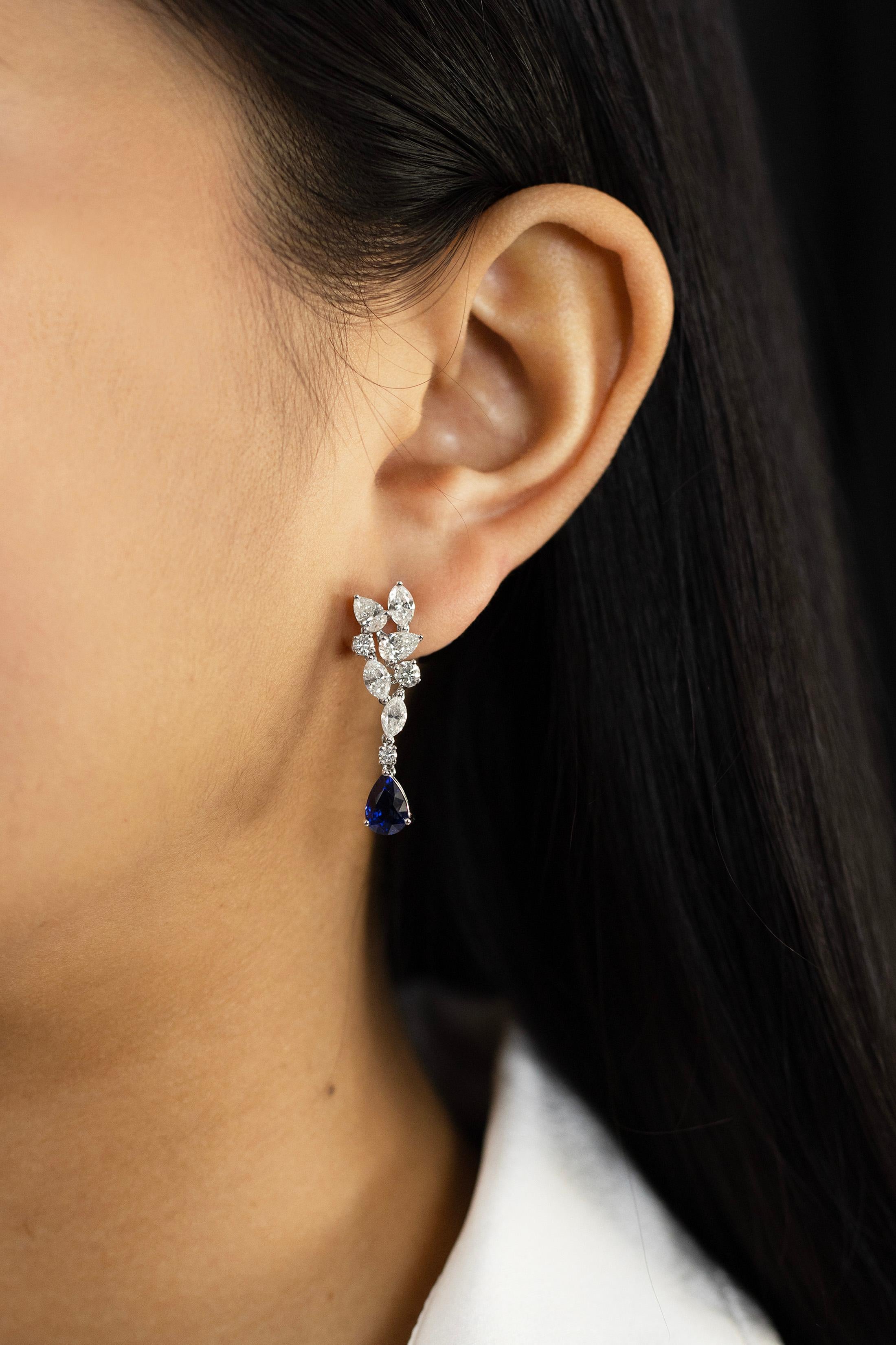 Ohrhänger mit 3,03 Karat blauem Saphir in Birnenform und Diamanten im gemischten Schliff Damen im Angebot