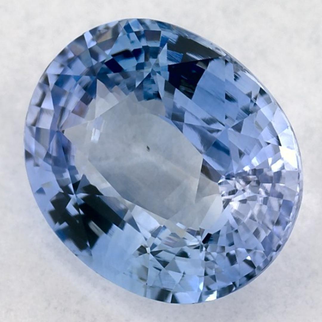 Este zafiro azul natural ofrece elegancia y sofisticación. Con su rica saturación de color y su corte preciso, es la pieza central perfecta para un anillo de compromiso o un diseño de joyería de lujo.

Este zafiro procede de Sri Lanka (Ceilán),
