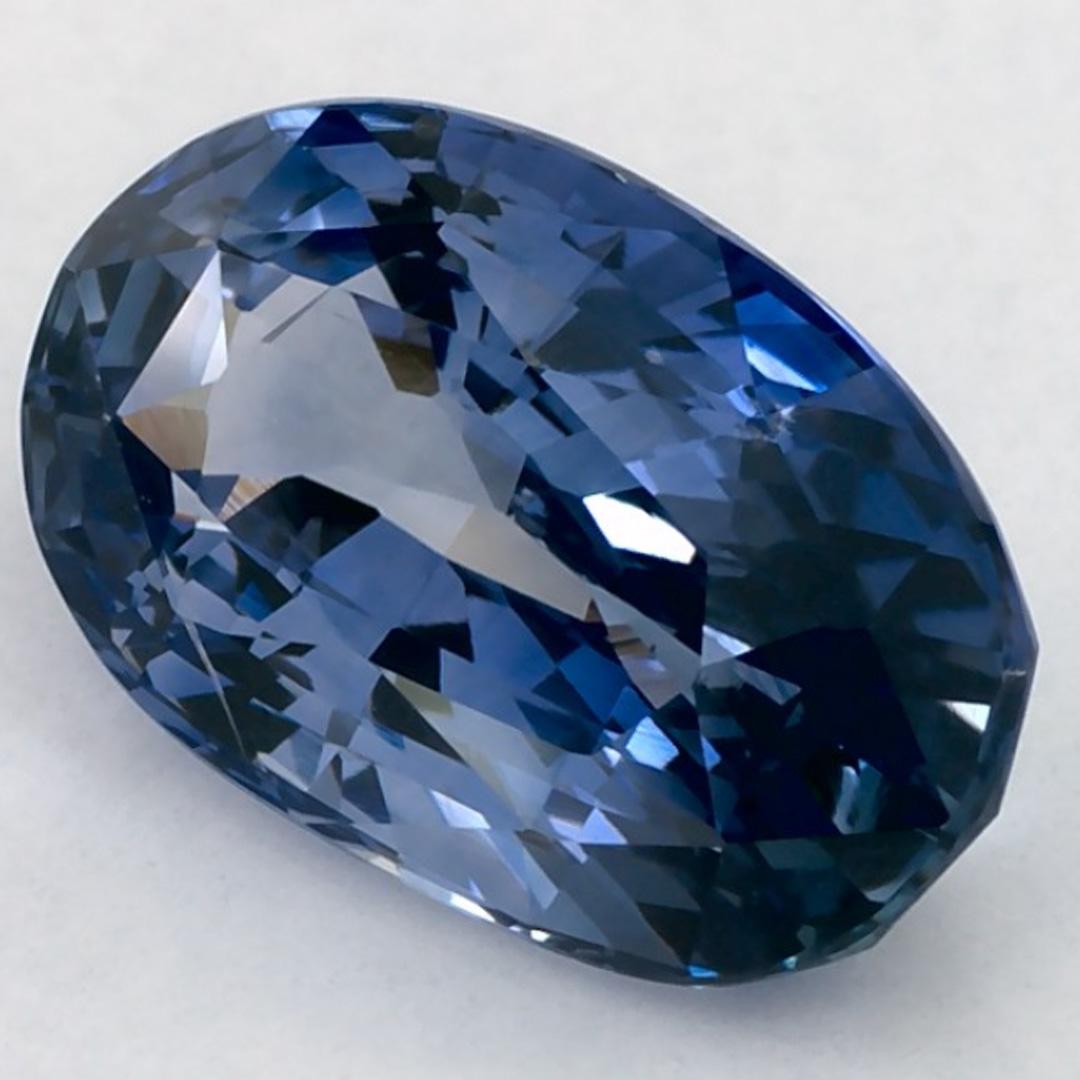 Este zafiro azul natural ofrece elegancia y sofisticación. Con su elegante tono de color, claridad y carácter natural, este zafiro es una elección excelente para crear joyas a medida, como anillos de compromiso, colgantes o piezas de herencia.

Este