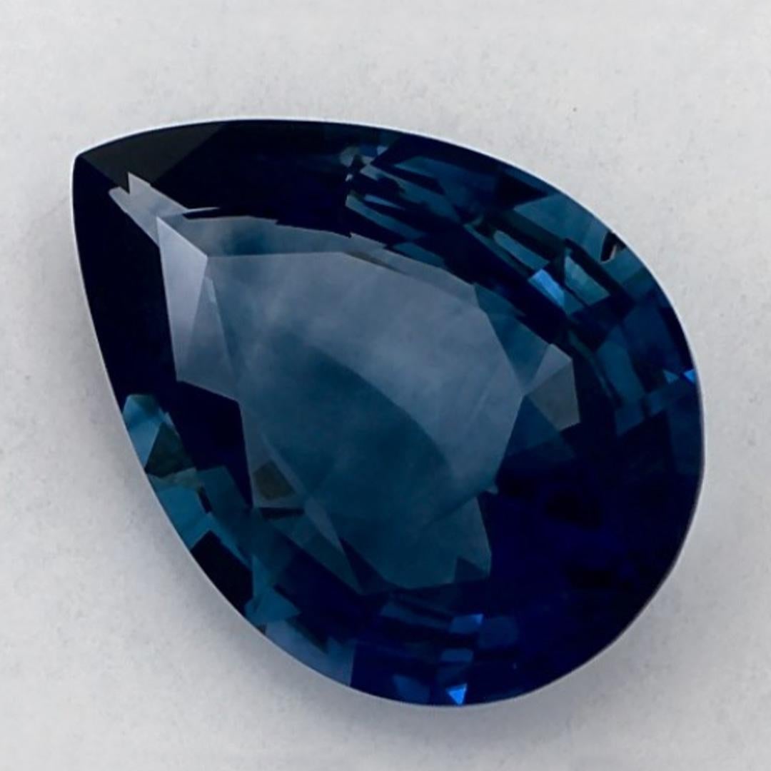 Questo zaffiro blu naturale offre eleganza e raffinatezza. Con la sua ricca saturazione del colore e il taglio preciso, è il centro perfetto per un anello di fidanzamento o un gioiello di lusso.

Questo zaffiro proviene dallo Sri Lanka (Ceylon),