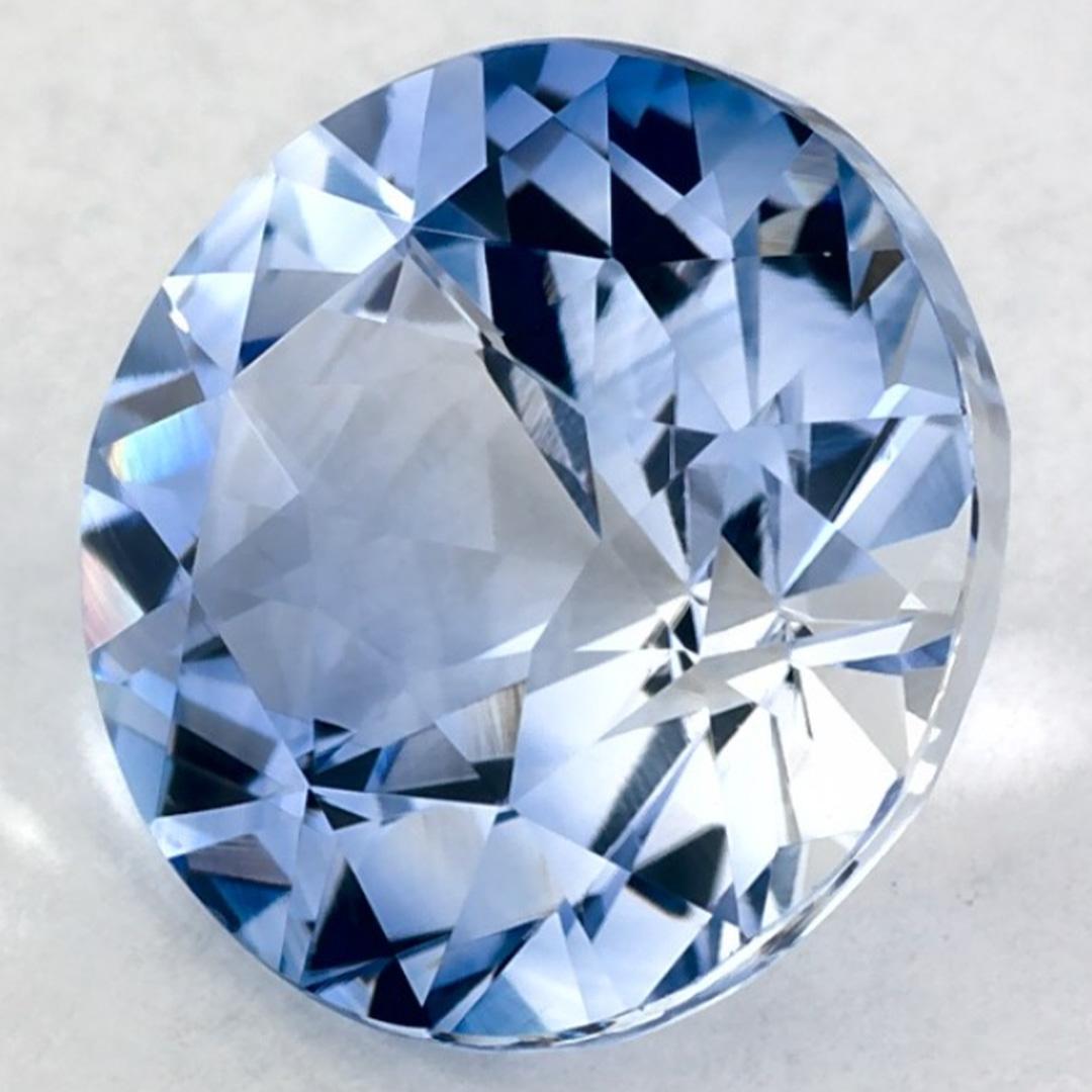Ce saphir bleu naturel offre élégance et sophistication. Avec sa riche saturation des couleurs et sa coupe précise, il constitue la pièce maîtresse parfaite pour une bague de fiançailles ou une conception de bijoux de luxe.

Ce saphir provient du