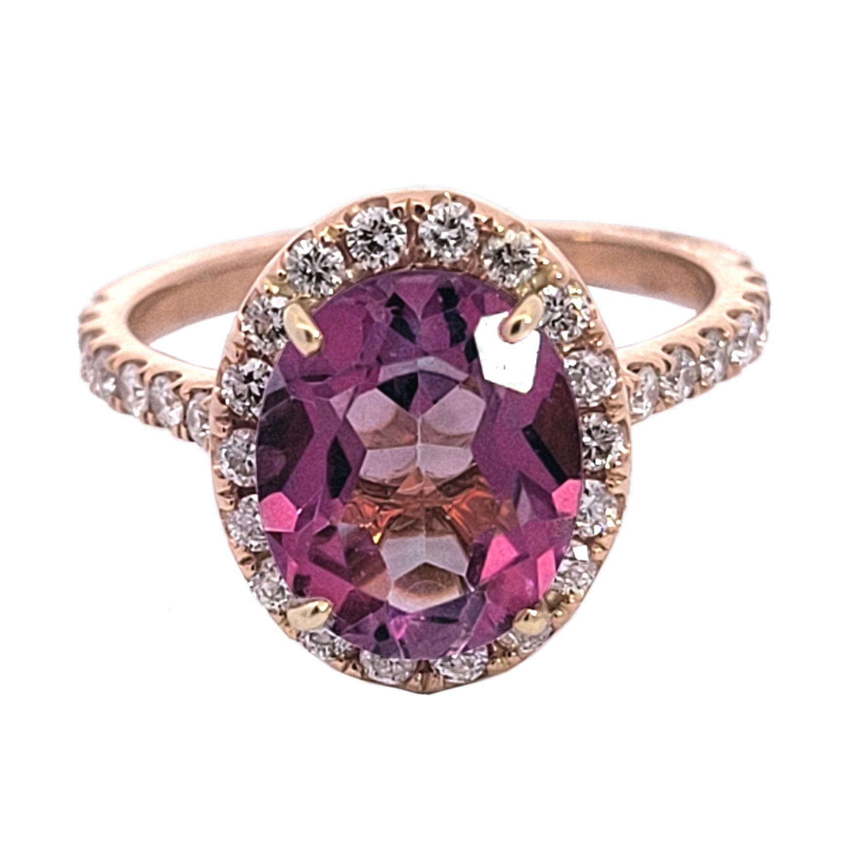 Un'ottima pietra centrale di Topazio Rosa di forma ovale incastonata in un raffinato anello di fidanzamento in oro 18 carati con punte centrali a raggiera e pavé. Peso totale di 0,52 carati di diamanti sul lato. 

Specifiche del diamante:
Pietra